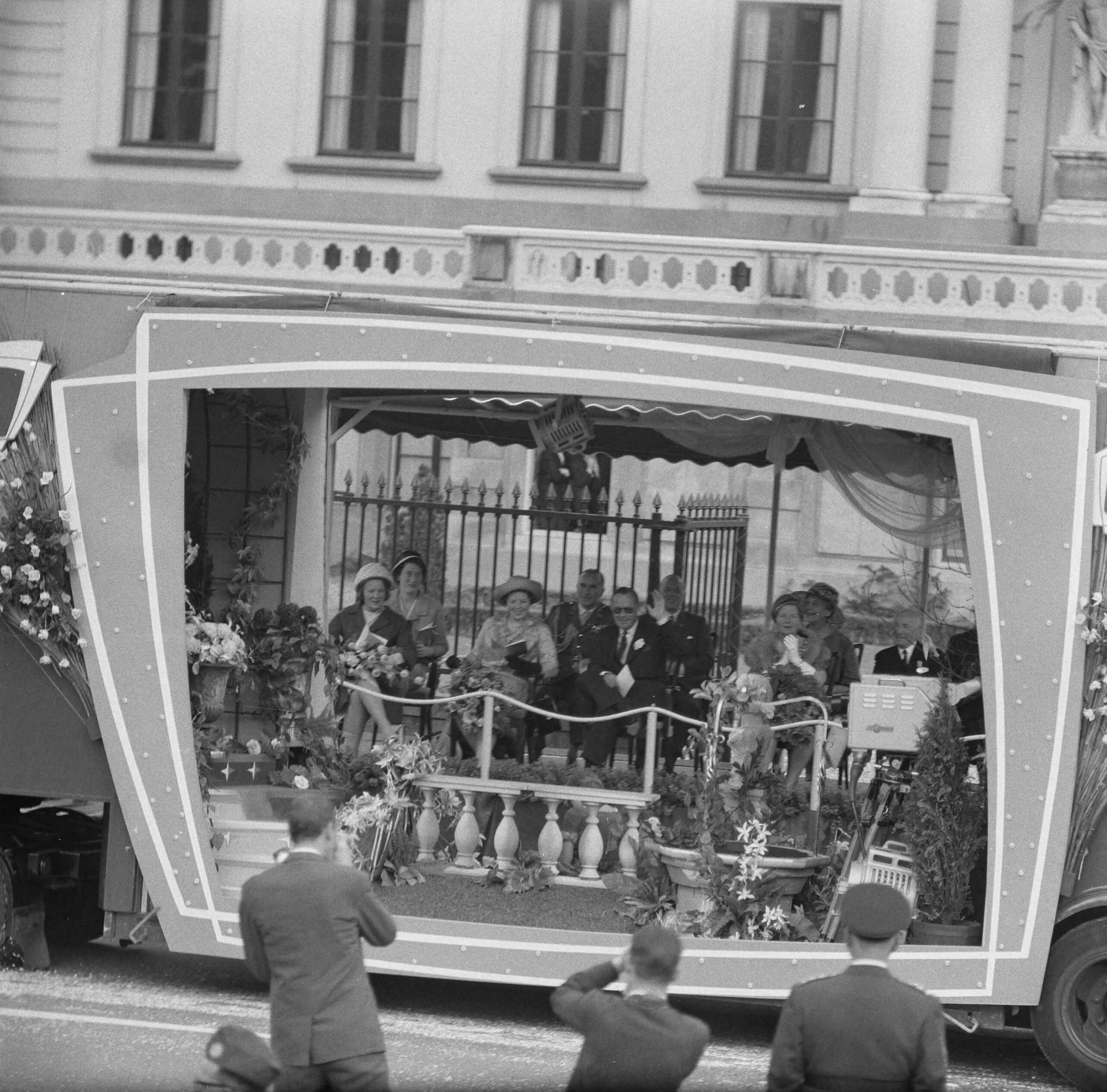 Koninklijk bezoek aan Noord-Holland (1962) — Koninklijk bezoek aan Haarlem — Foto: Nijs, Jac. de / Anefo. Licentie: Set B: Rechtenvrij / Publiek Domein. Bron: Nationaal Archief. http://hdl.handle.net/10648/aa07b8a6-d0b4-102d-bcf8-003048976d84