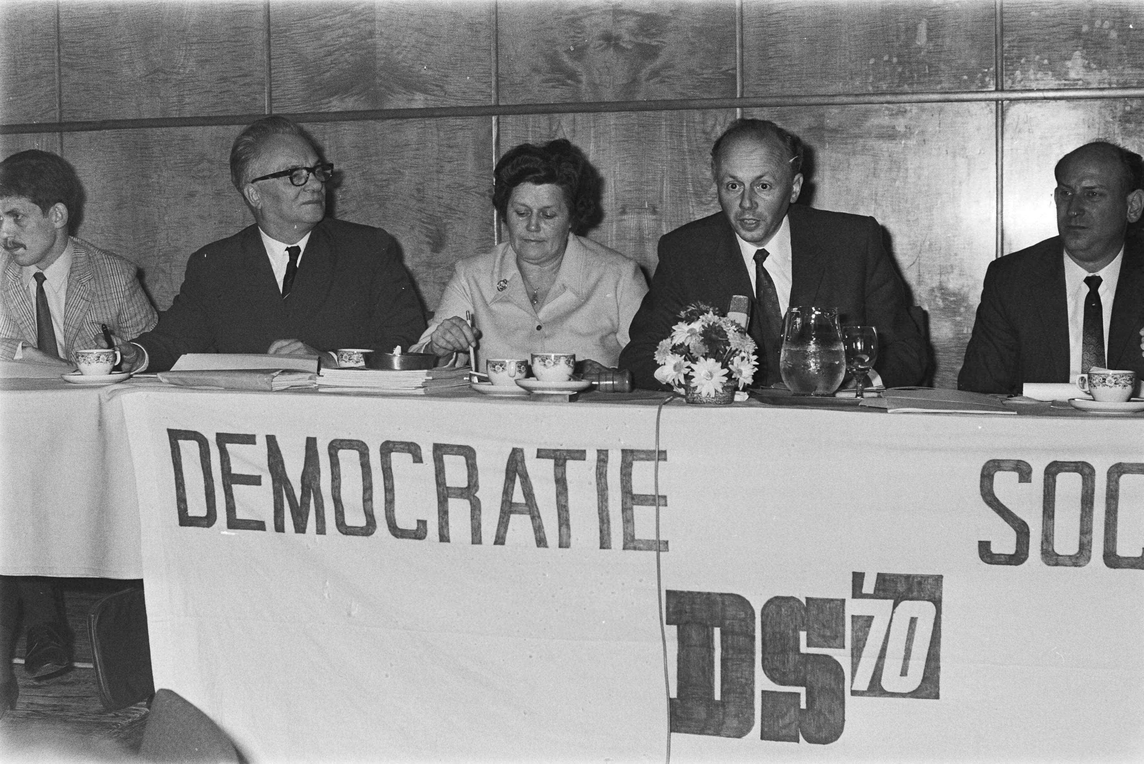 Fotocollectie Anefo — Congres DS'70 in Utrecht; achter voorzitterstafel; v.l.n.r. F.J. Goedhart, mevrouw Haagsma-Roorda, en voorzitter Van Stuijvenberg — Foto: Mieremet, Rob / Anefo. Licentie: Set B: Rechtenvrij / Publiek Domein. Bron: Nationaal Archief. http://hdl.handle.net/10648/aba9fcd2-d0b4-102d-bcf8-003048976d84