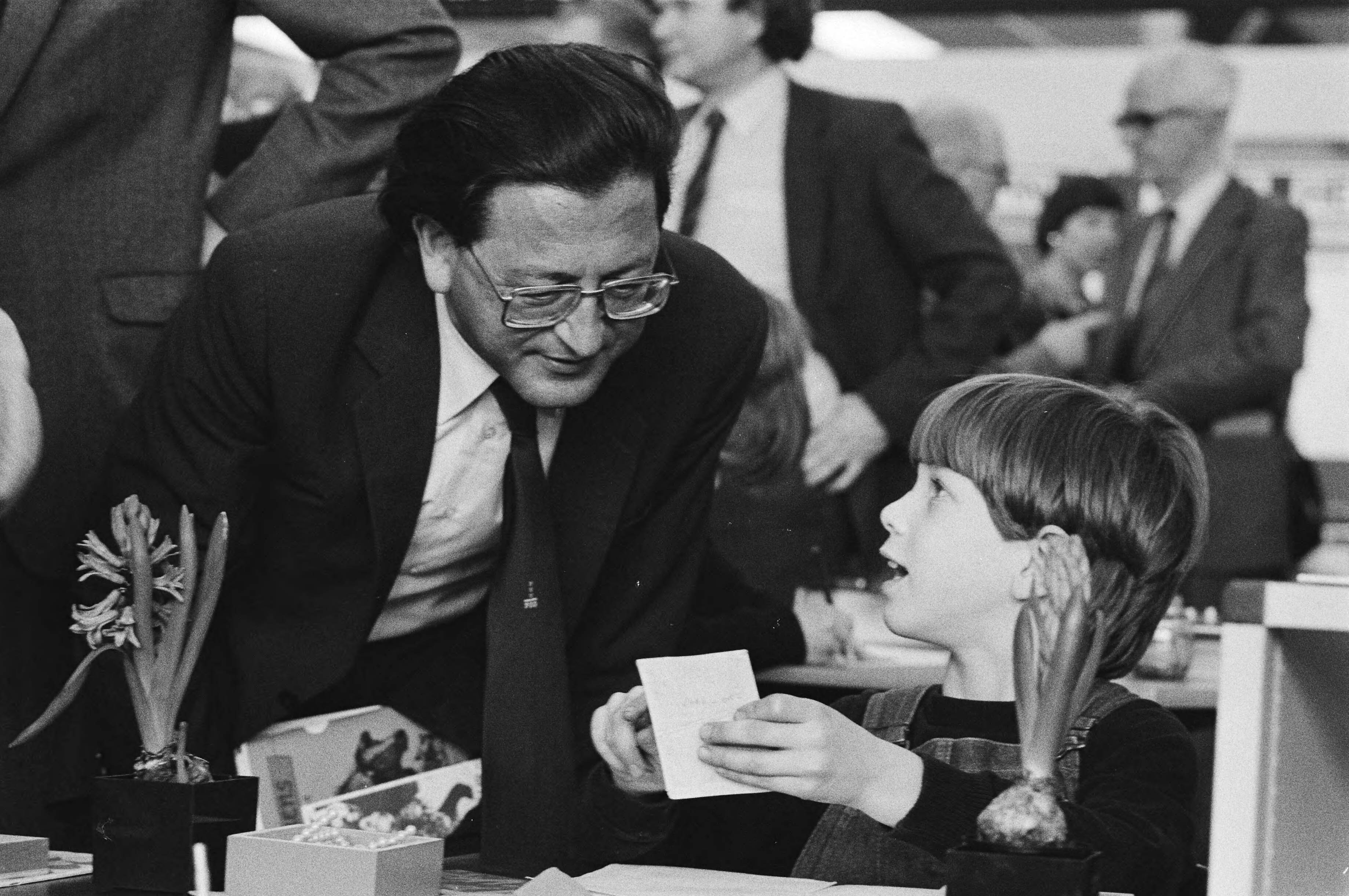 Fotocollectie Anefo — Minister Pais opende in Utrechtse Jaarbeurs de Nationale Onderwijs tent. 1981, tot 15 april, tent. voor leerkrachten, oudercom. — Foto: Bogaerts, Rob / Anefo. Licentie: Set B: Rechtenvrij / Publiek Domein. Bron: Nationaal Archief. http://hdl.handle.net/10648/acf910fa-d0b4-102d-bcf8-003048976d84