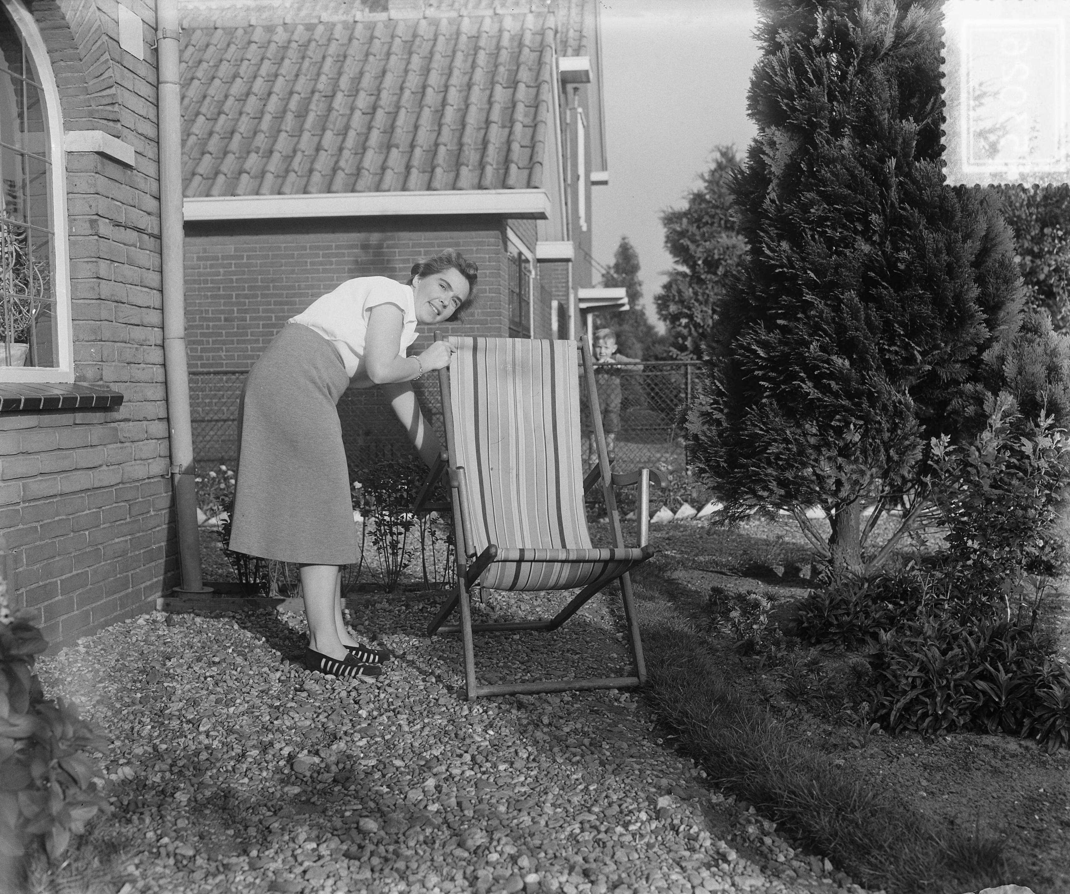 Toos van Dongen Hilversum — Zangeres Toos van Dongen in Hilversum [de zangeres zet een klapstoel op in de voortuin] — Foto: Pot, Harry / Anefo. Licentie: Set B: Rechtenvrij / Publiek Domein. Bron: Nationaal Archief. http://hdl.handle.net/10648/a8ff744e-d0b4-102d-bcf8-003048976d84