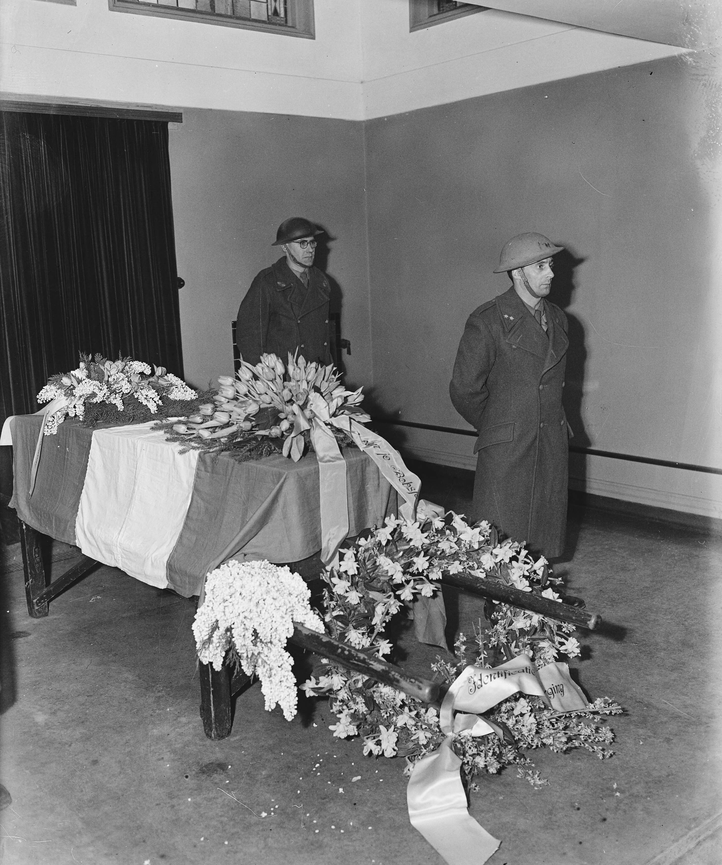 Fotocollectie Anefo — Begrafenis van oud illegale werkers, Den Haag — Foto: Raucamp, Koos / Anefo. Licentie: Set B: Rechtenvrij / Publiek Domein. Bron: Nationaal Archief. http://hdl.handle.net/10648/a89637cc-d0b4-102d-bcf8-003048976d84