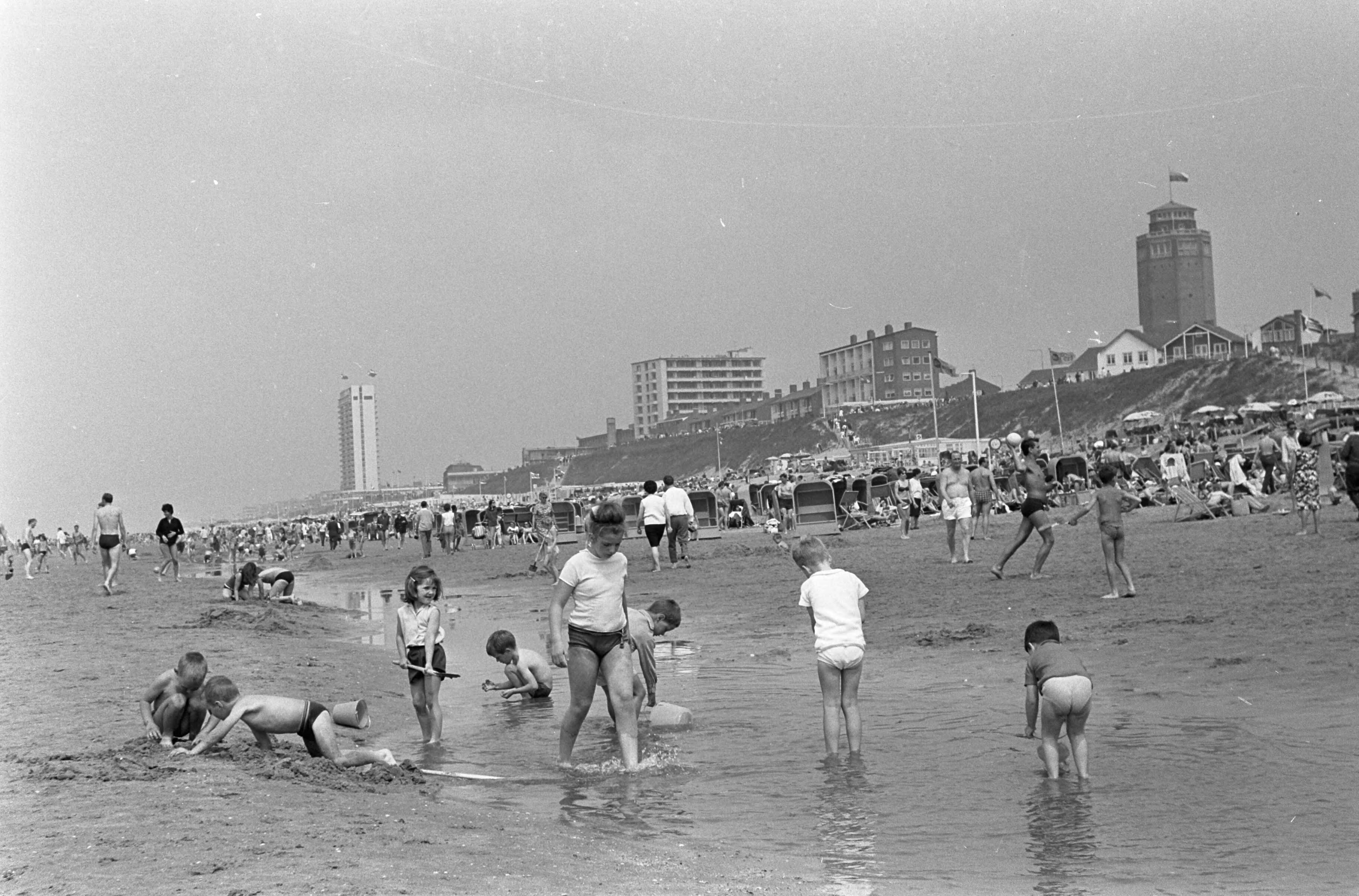 Fotocollectie Anefo — Drukte aan Zandvoortse strand — Foto: Evers, Joost / Anefo. Licentie: Set B: Rechtenvrij / Publiek Domein. Bron: Nationaal Archief. http://hdl.handle.net/10648/aaac08fc-d0b4-102d-bcf8-003048976d84