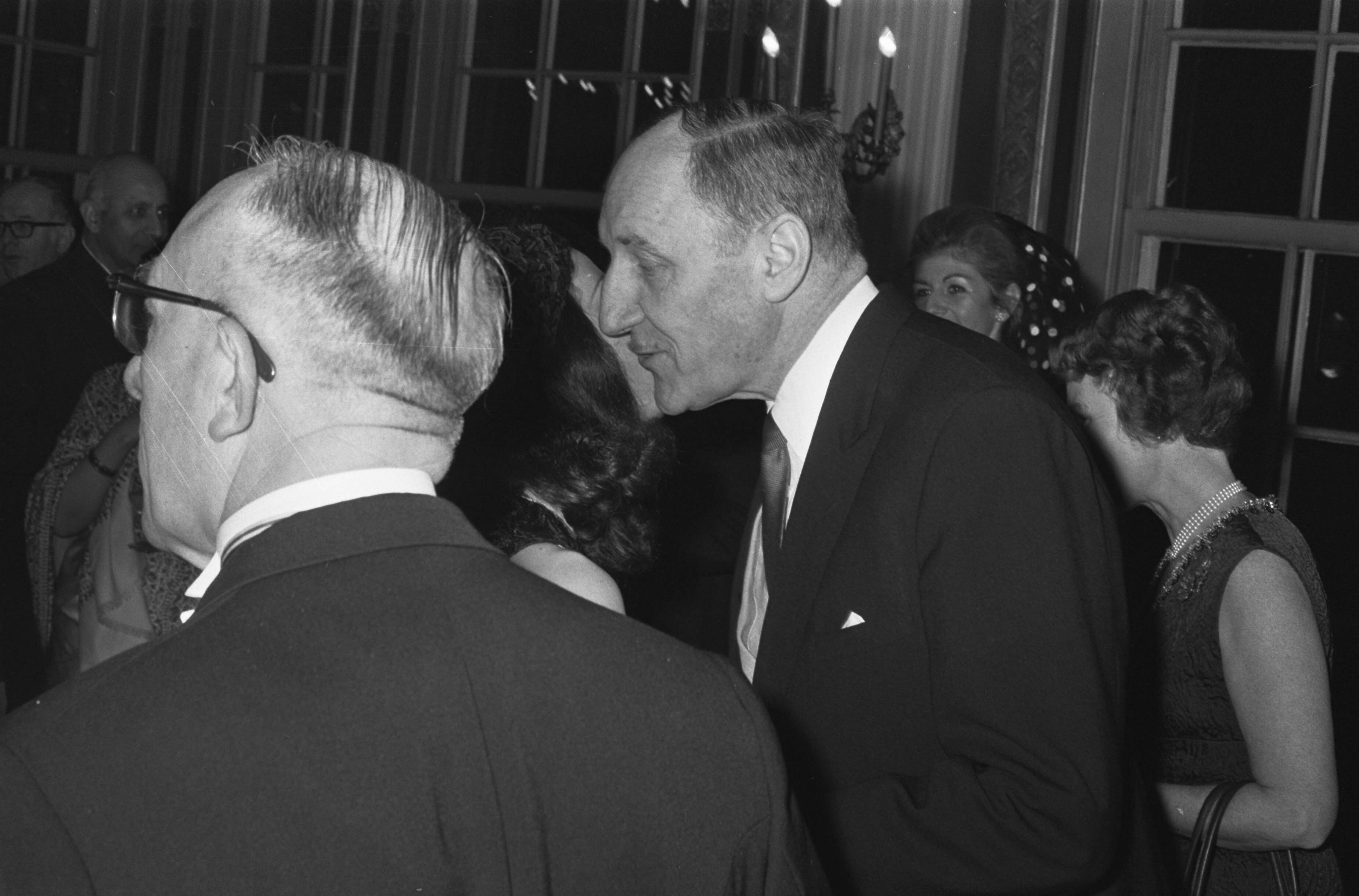 Fotocollectie Anefo — Minister Luns gaf nieuwjaarsreceptie in Treveszaal te Den Haag . Minister Luns en een Afrikaanse ambassadeur — Foto: Verhoeff, Bert / Anefo. Licentie: Set B: Rechtenvrij / Publiek Domein. Bron: Nationaal Archief. http://hdl.handle.net/10648/ab87df26-d0b4-102d-bcf8-003048976d84