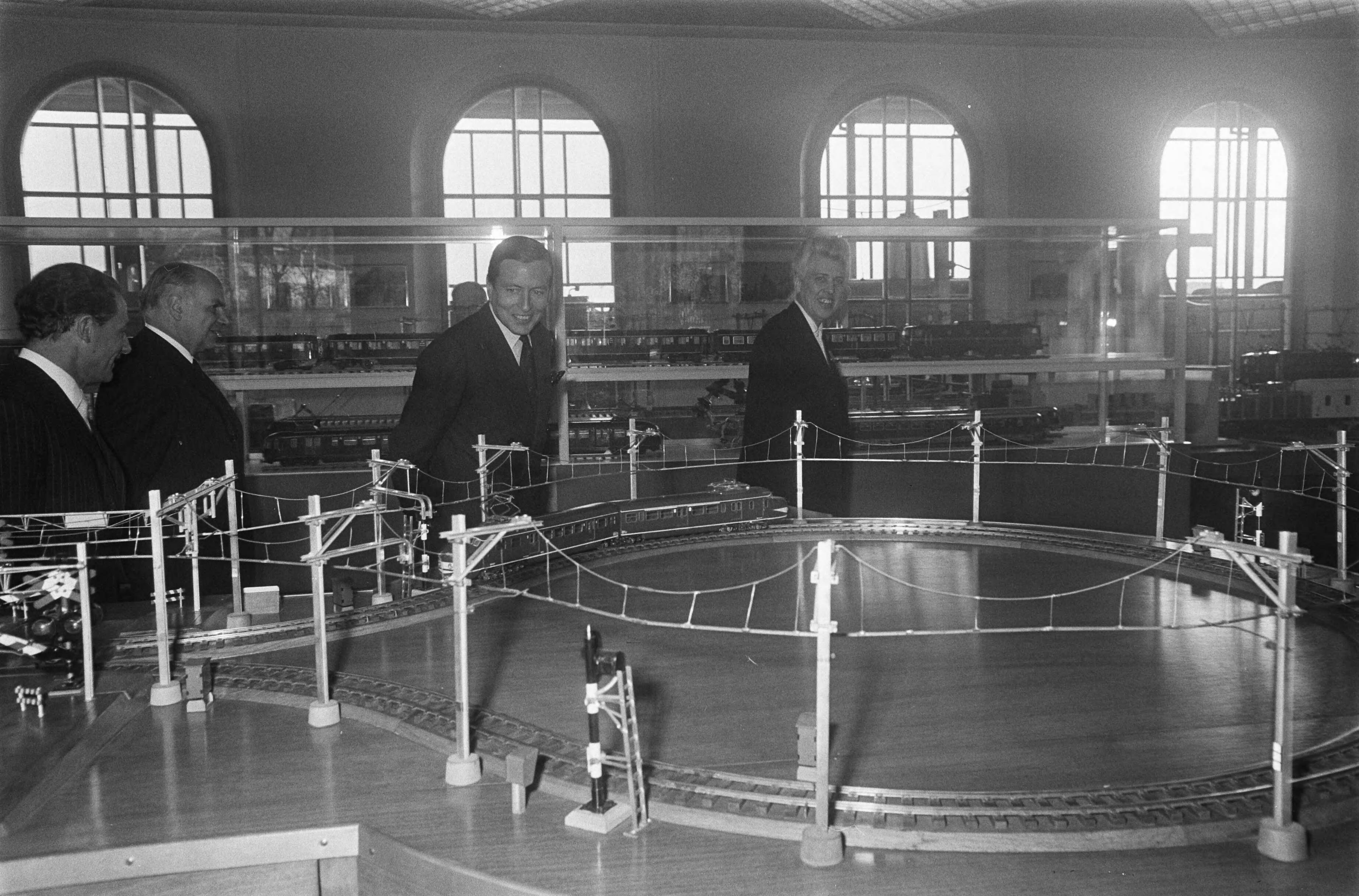 Fotocollectie Anefo — Prins Claus bezoekt Nederlandse Spoorwegen , onder ande het Spoorwegmuseum te Utrecht. Prins Claus bij de oude locomotieven — Foto: Mieremet, Rob / Anefo. Licentie: Set B: Rechtenvrij / Publiek Domein. Bron: Nationaal Archief. http://hdl.handle.net/10648/ab824890-d0b4-102d-bcf8-003048976d84