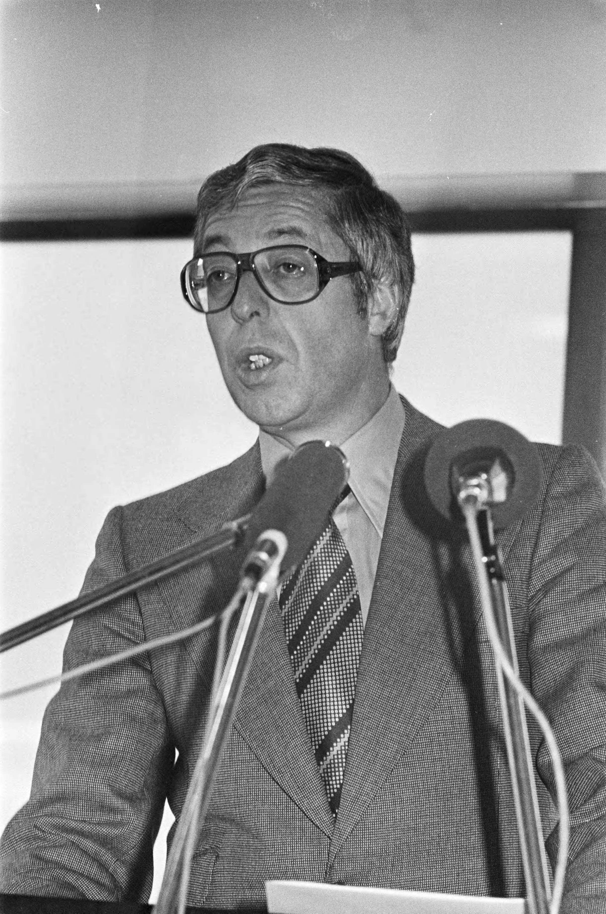 Fotocollectie Anefo — Vergadering sectie betaald voetbal KNVB in Zeist; Hoogewoning, kop — Foto: Peters, Hans / Anefo. Licentie: Set B: Rechtenvrij / Publiek Domein. Bron: Nationaal Archief. http://hdl.handle.net/10648/ac772806-d0b4-102d-bcf8-003048976d84