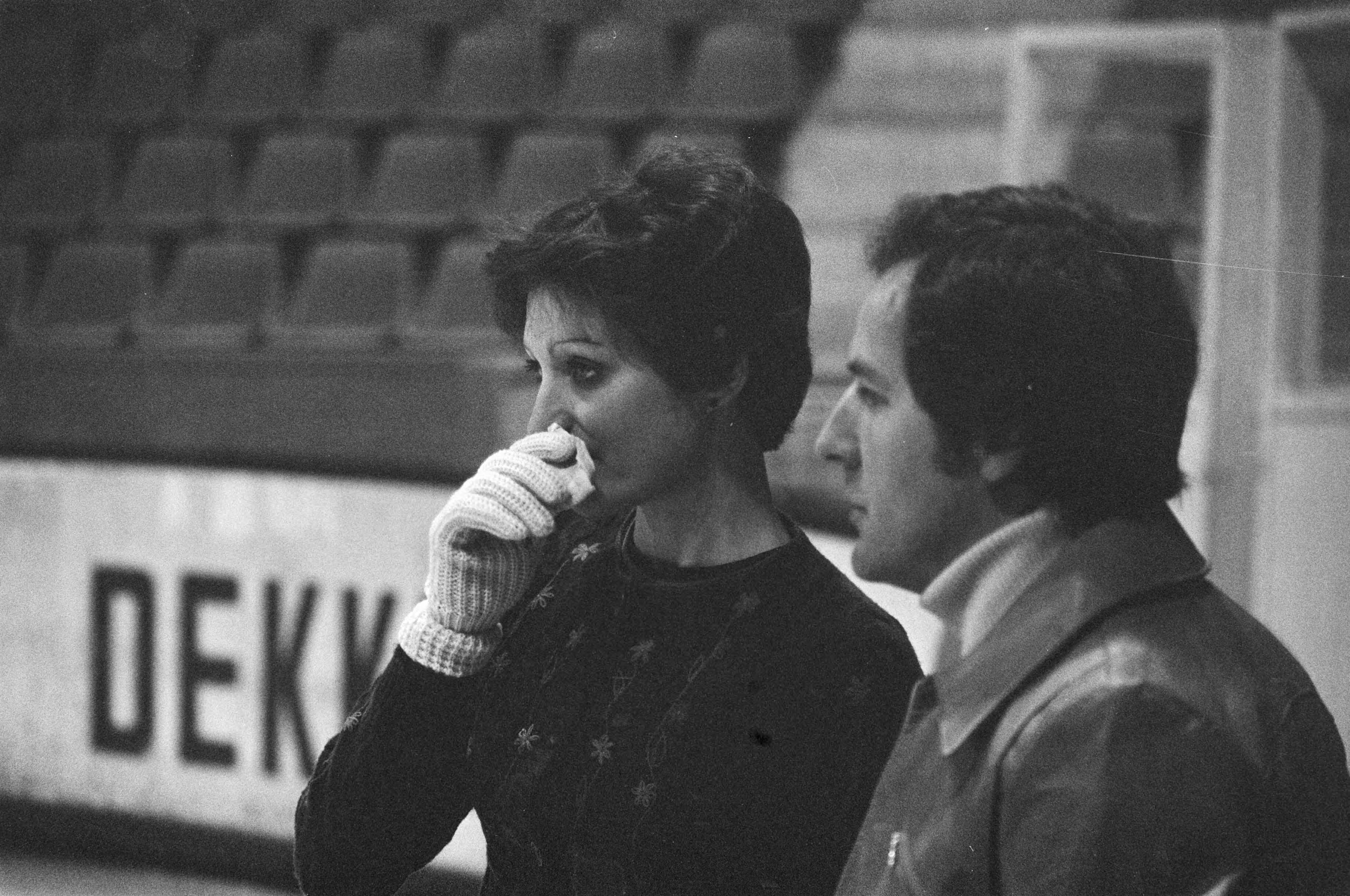 Fotocollectie Anefo — Nationale kampioenschappen kunstrijden in Den Haag ; Diane de Leeuw en trainer Chapman — Foto: Verhoeff, Bert / Anefo. Licentie: Set B: Rechtenvrij / Publiek Domein. Bron: Nationaal Archief. http://hdl.handle.net/10648/ac7a0f3a-d0b4-102d-bcf8-003048976d84
