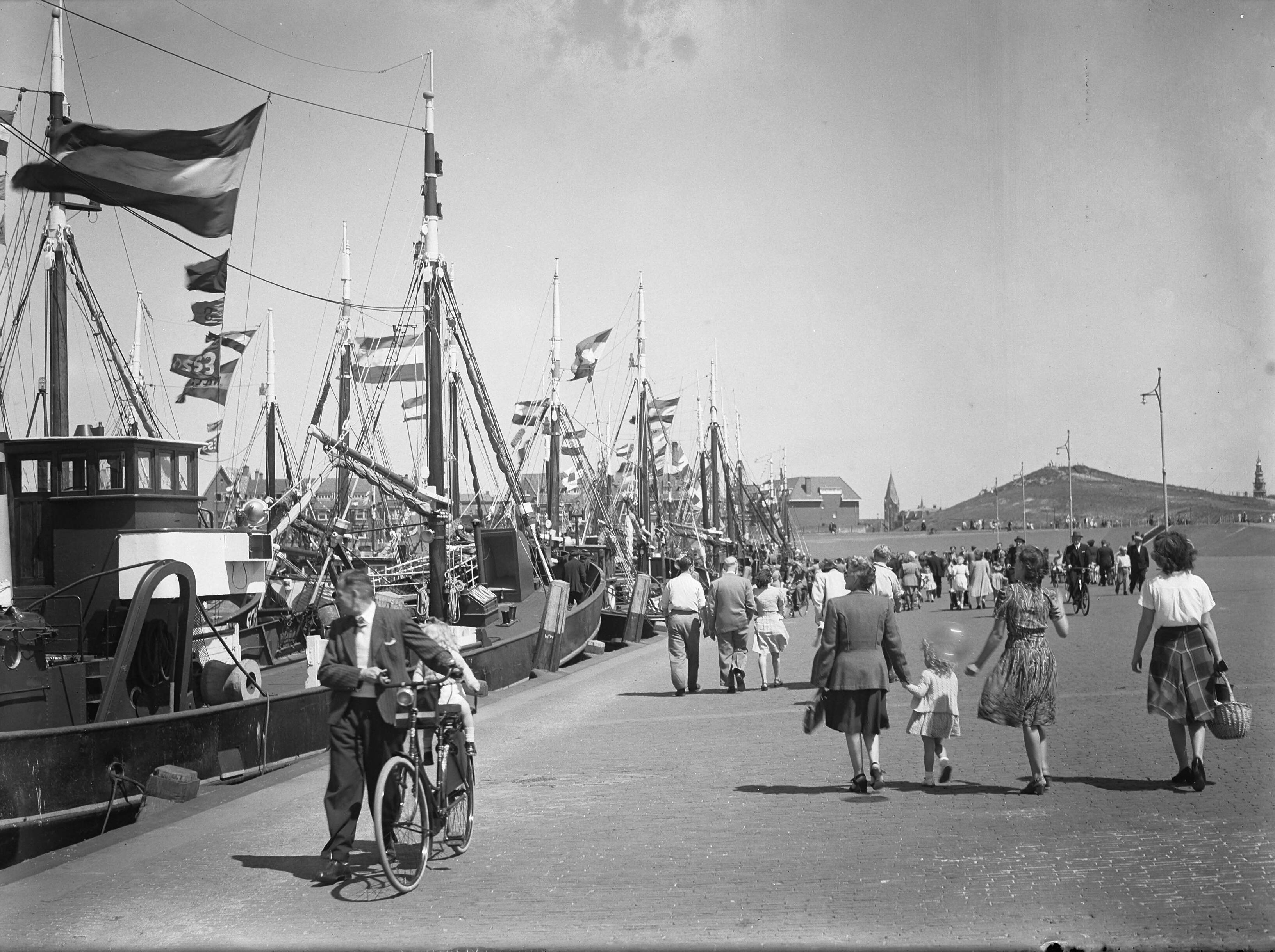 Fotocollectie Anefo — Vlaggetjesdag te Scheveningen — Foto: Moedrik, D. / Anefo. Licentie: Set B: Rechtenvrij / Publiek Domein. Bron: Nationaal Archief. http://hdl.handle.net/10648/a8b6c8f2-d0b4-102d-bcf8-003048976d84