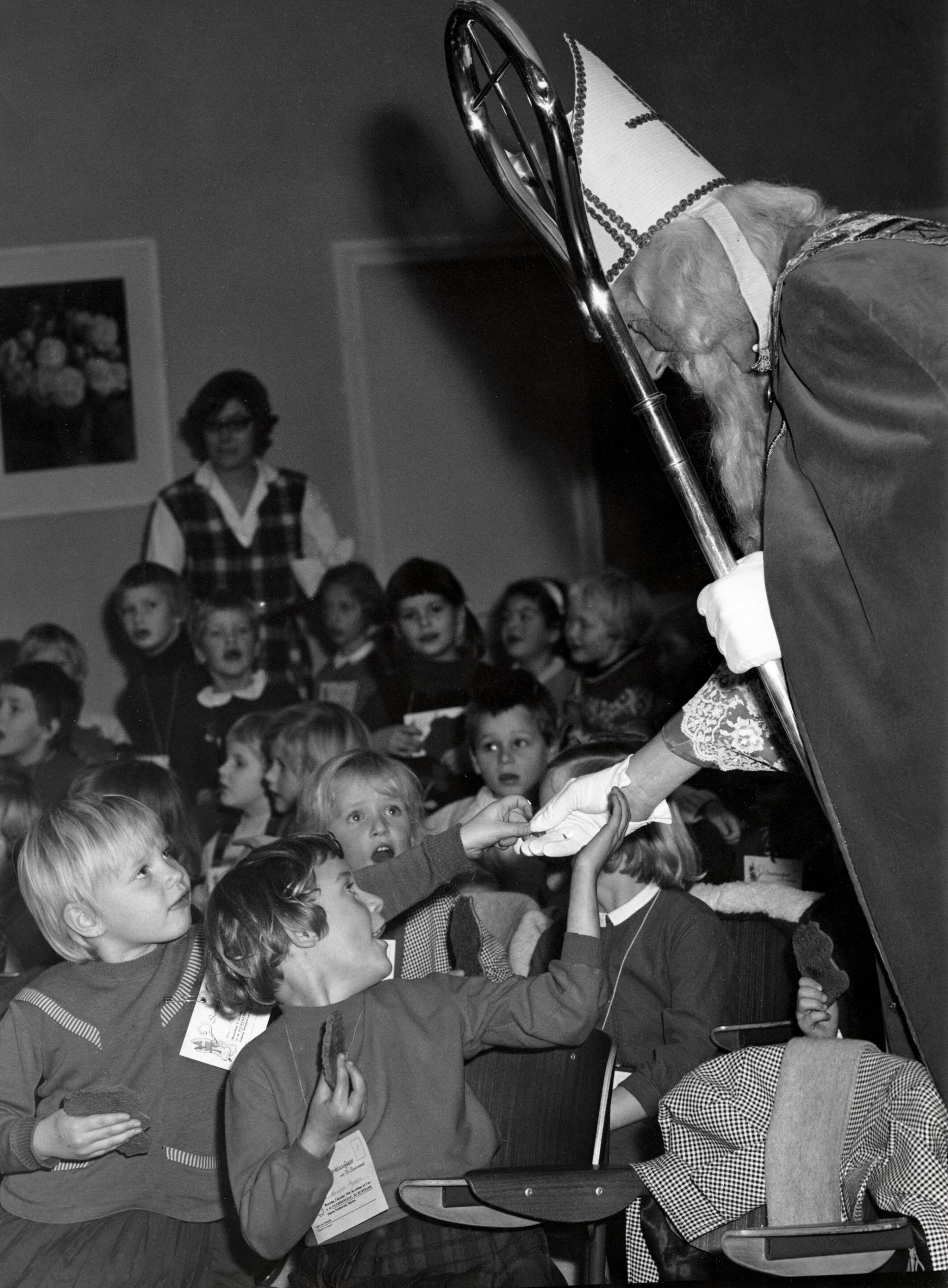 Collectie nader te bepalen — [Sinterklaasfeest N.V. Drukkerij De Spaarnestad in Haarlem] — Foto: Fotograaf Onbekend / Fotobureau onbekend / Spaarnestad Photo (05887). Licentie: Set B: Rechtenvrij / Publiek Domein. Bron: Nationaal Archief. http://hdl.handle.net/10648/35429da6-4067-a382-e063-6df0900a6686