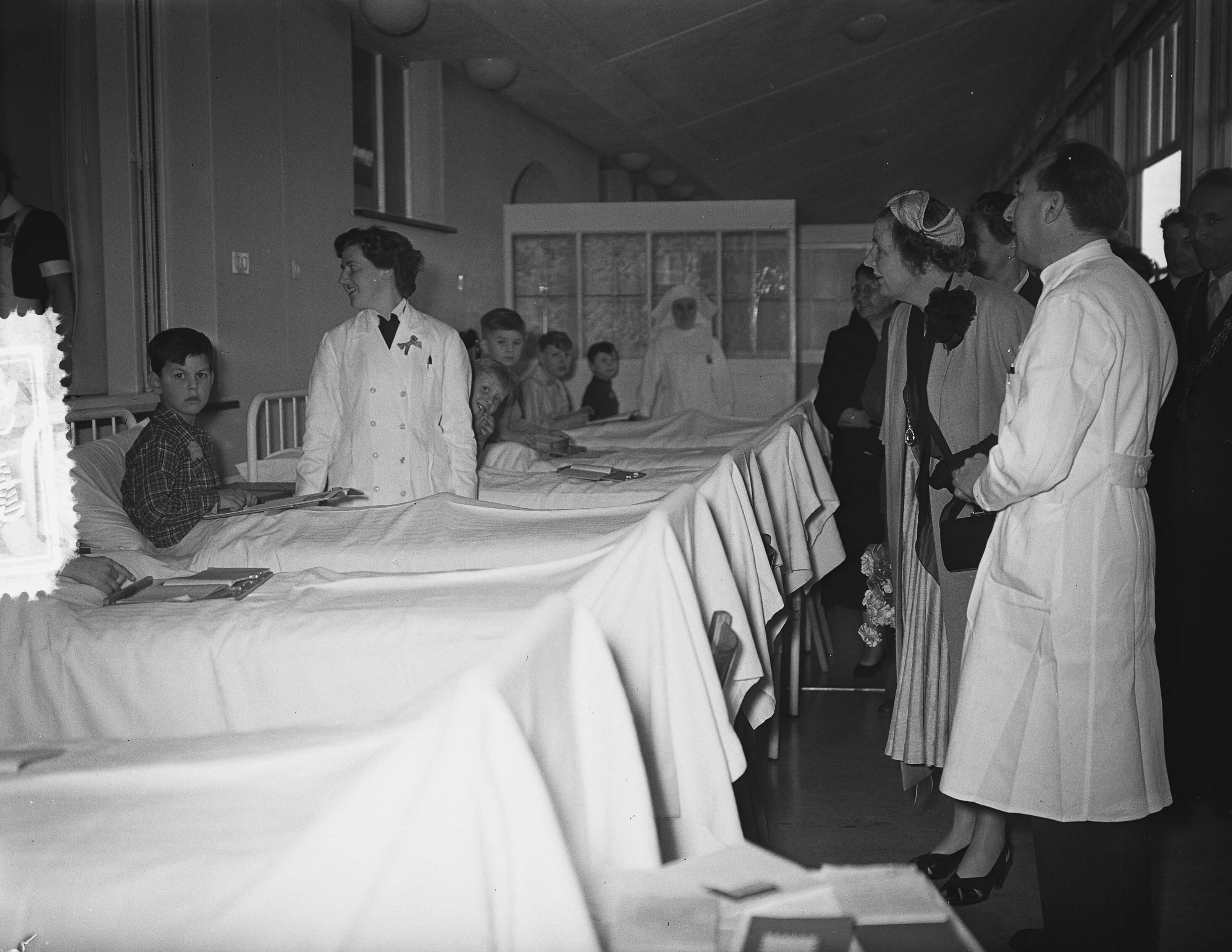 Koningin Juliana opent sanatorium De Klokkenberg in Breda — Opening van sanatorium "Klokkenberg". Koningin Juliana spreekt met patiënten — Foto: Bilsen, Joop van / Anefo. Licentie: Set B: Rechtenvrij / Publiek Domein. Bron: Nationaal Archief. http://hdl.handle.net/10648/a9253ff8-d0b4-102d-bcf8-003048976d84