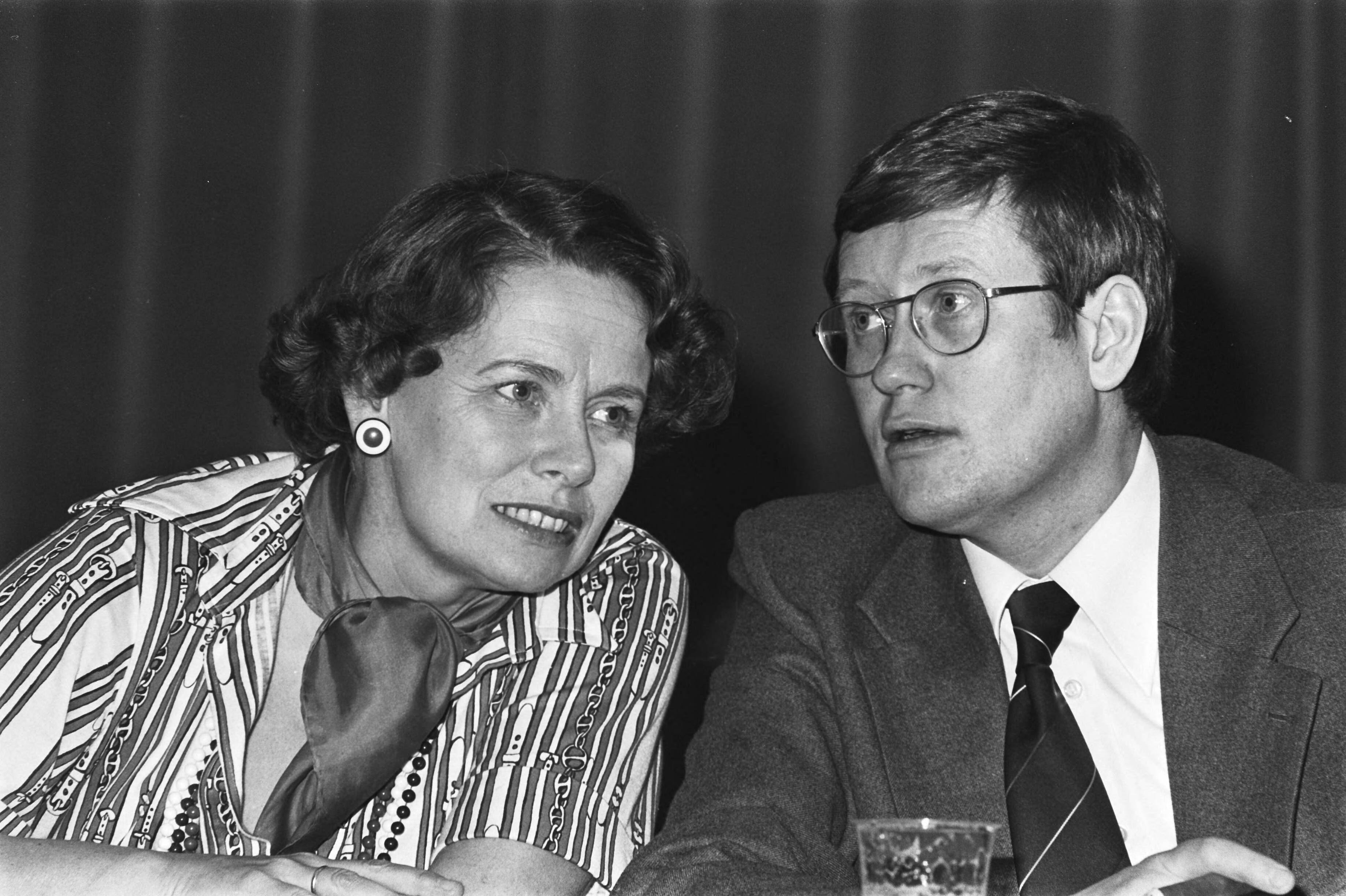 Fotocollectie Anefo — Partijraad VVD in congrescentrum Den Haag ; Haya van Someren ( Eerste Kamer ) in gesprek met Wiegel — Foto: Peters, Hans / Anefo. Licentie: Set B: Rechtenvrij / Publiek Domein. Bron: Nationaal Archief. http://hdl.handle.net/10648/ac943310-d0b4-102d-bcf8-003048976d84