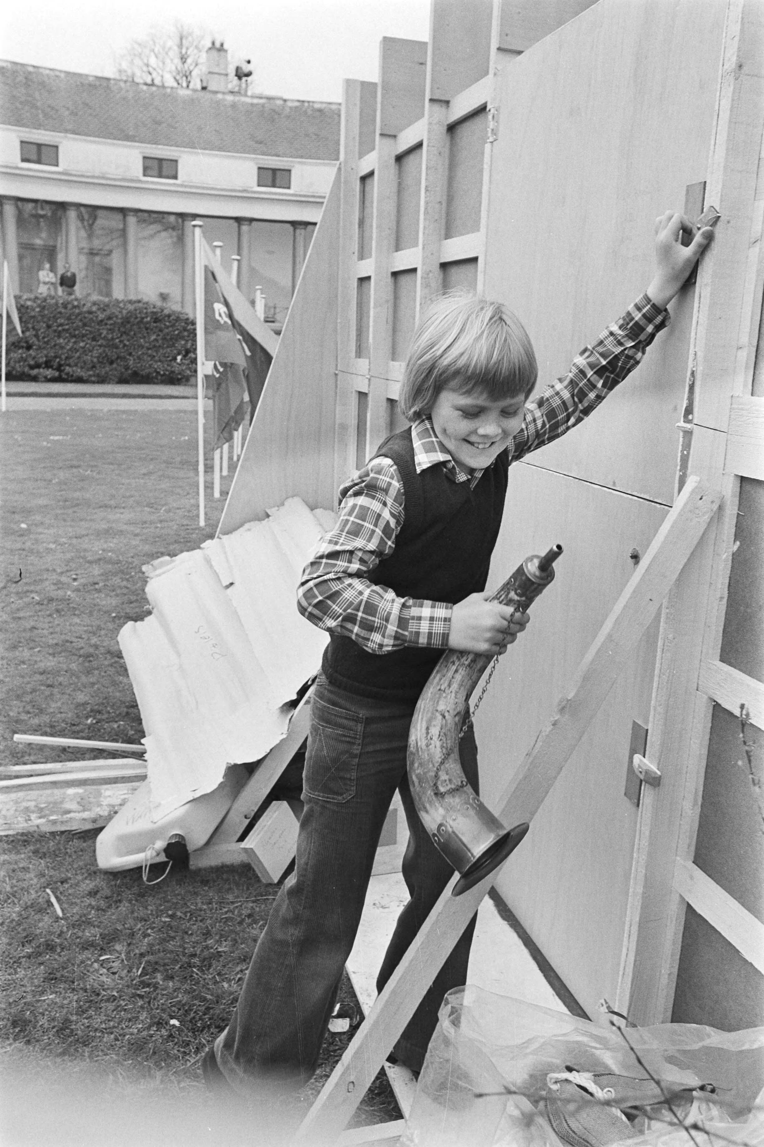 Koninginnedag 1977, defile Soestdijk — Defile Soestdijk; gebeuren in Paleistuin — Foto: Peters, Hans / Anefo. Licentie: Set B: Rechtenvrij / Publiek Domein. Bron: Nationaal Archief. http://hdl.handle.net/10648/ac9afc7c-d0b4-102d-bcf8-003048976d84