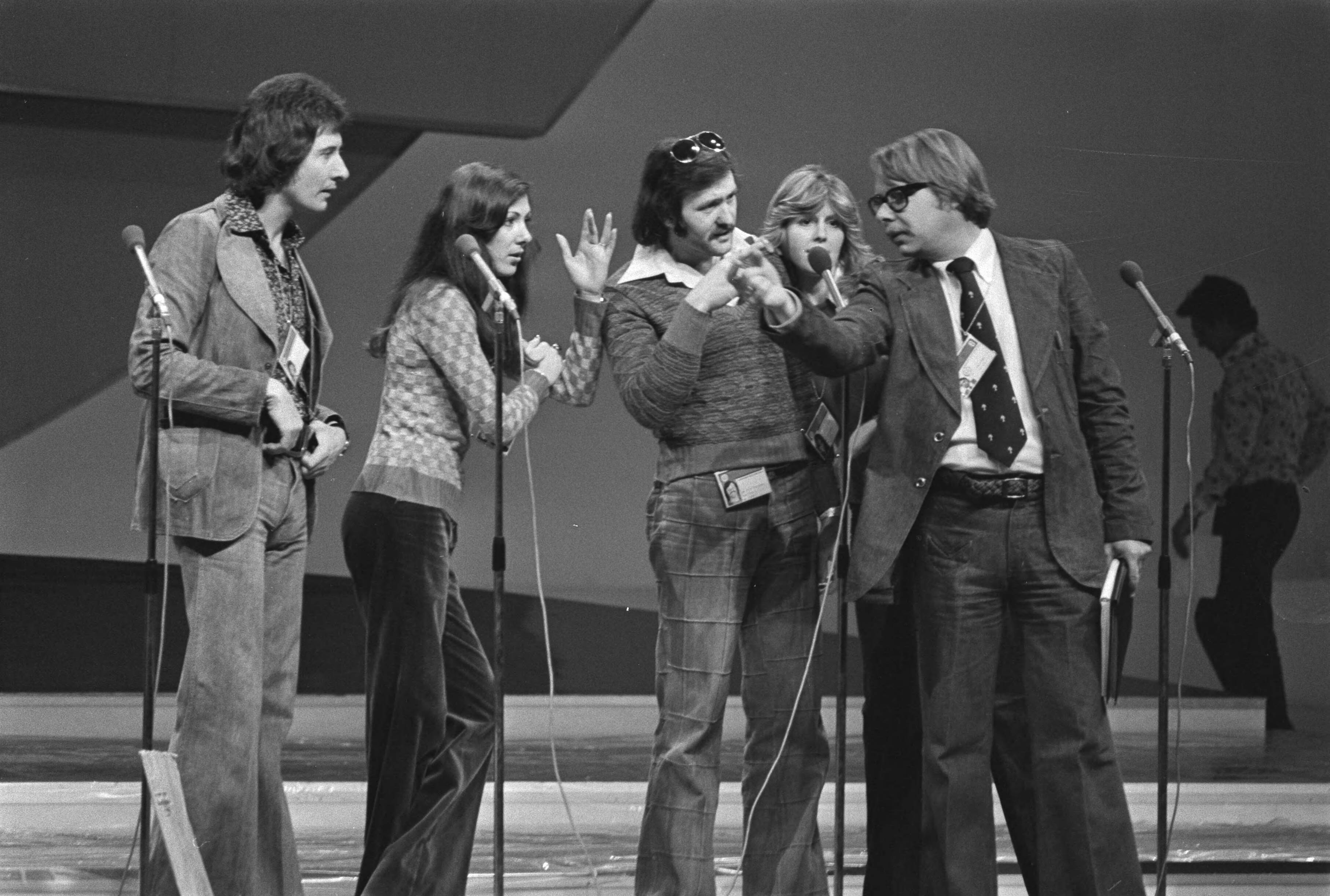 Fotocollectie Anefo — Voorbereiding Songfestival in Congresgebouw in Den Haag repetities "Brotherhood of Man" , links regisseur Theo Ordeman — Foto: Mieremet, Rob / Anefo. Licentie: Set B: Rechtenvrij / Publiek Domein. Bron: Nationaal Archief. http://hdl.handle.net/10648/ac805660-d0b4-102d-bcf8-003048976d84