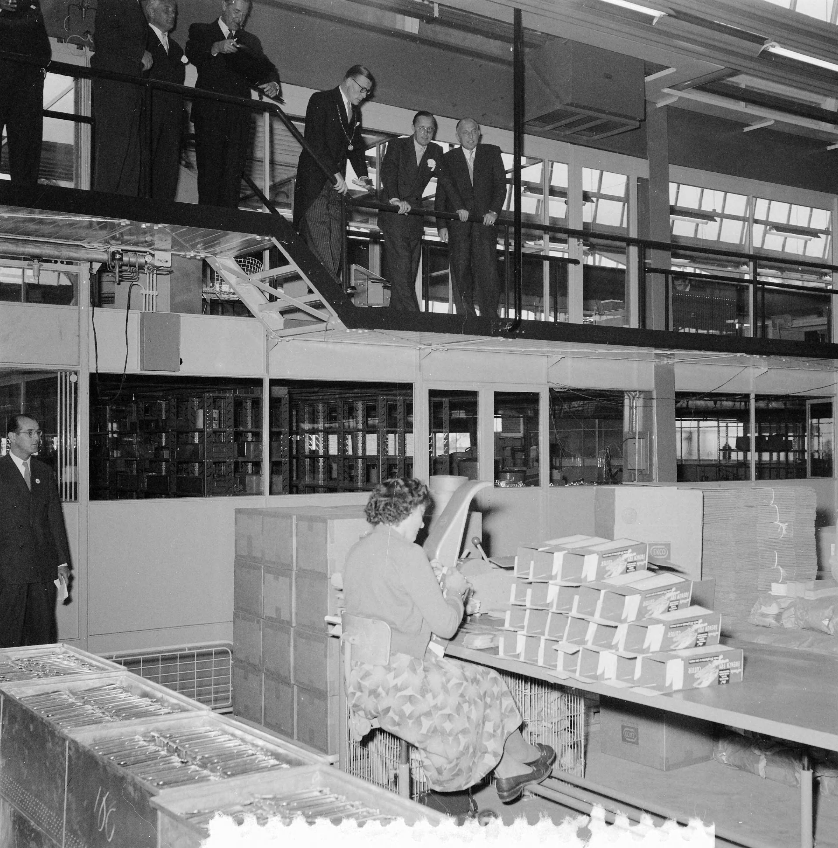 Prins Bernhard bezoekt West-Brabant — Prins Bernhard bezoekt industriegebied Etten-Leur. Bezoek aan Tomadofabriek — Foto: Noske, J.D. / Anefo. Licentie: Set B: Rechtenvrij / Publiek Domein. Bron: Nationaal Archief. http://hdl.handle.net/10648/a93c176e-d0b4-102d-bcf8-003048976d84