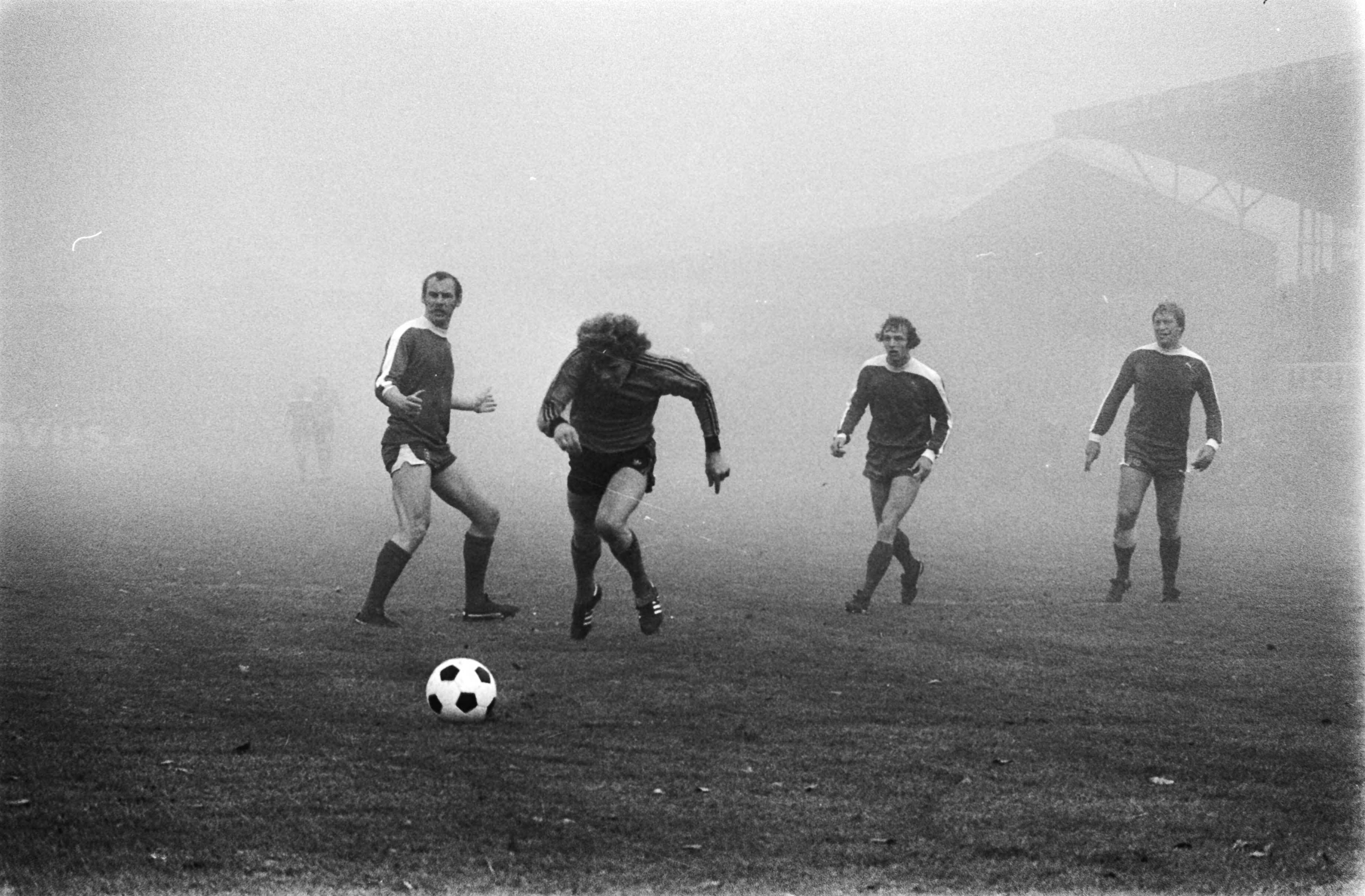 Fotocollectie Anefo — Volendam tegen FC Utrecht 3-3, spelers in de mist — Foto: Verhoeff, Bert / Anefo. Licentie: Set B: Rechtenvrij / Publiek Domein. Bron: Nationaal Archief. http://hdl.handle.net/10648/aca48e2c-d0b4-102d-bcf8-003048976d84