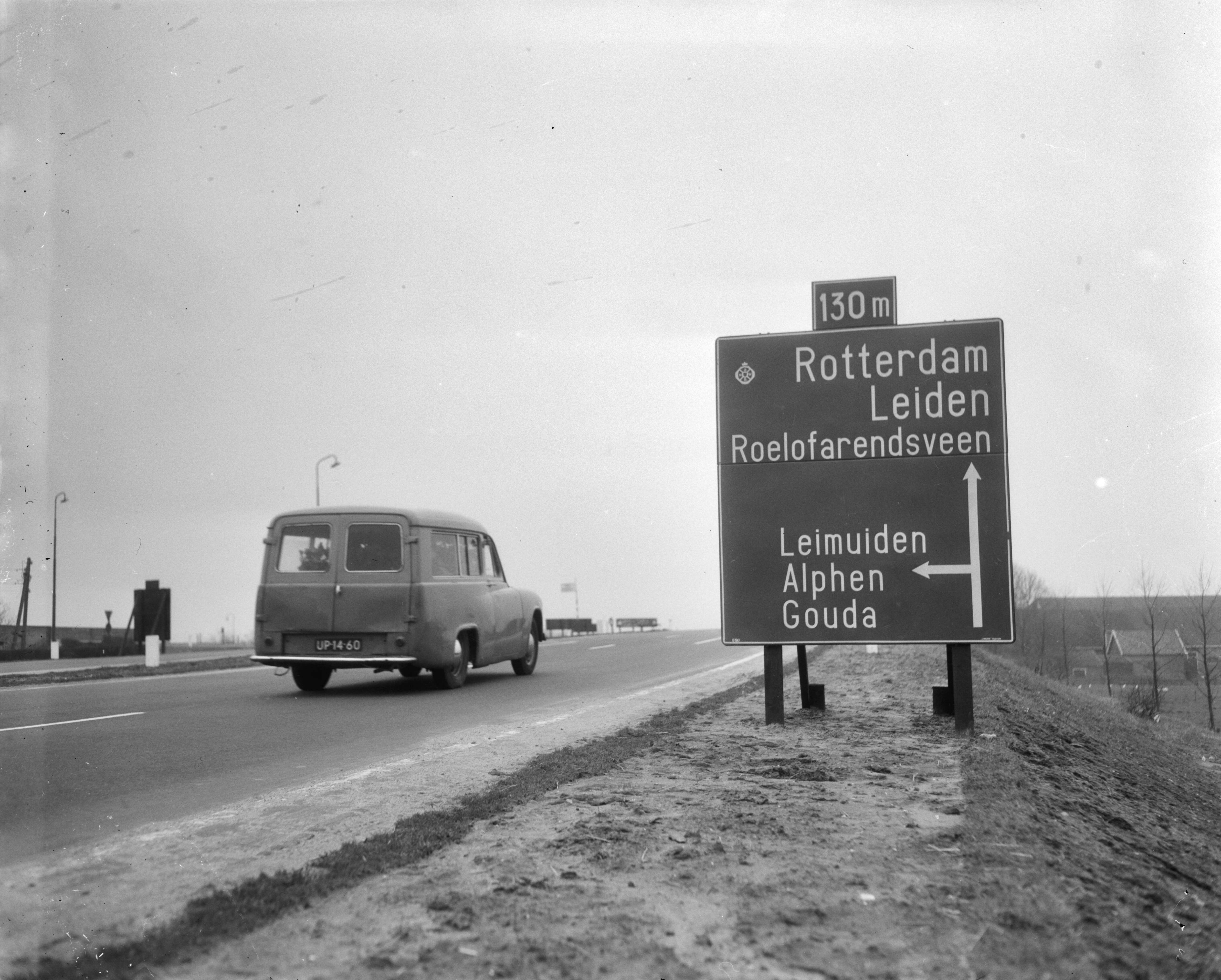Fotocollectie Anefo — Nieuwe rijksweg 4A met nieuwe richtingsborden bij Leimuiden — Foto: Pot, Harry / Anefo. Licentie: Set B: Rechtenvrij / Publiek Domein. Bron: Nationaal Archief. http://hdl.handle.net/10648/a97476f4-d0b4-102d-bcf8-003048976d84
