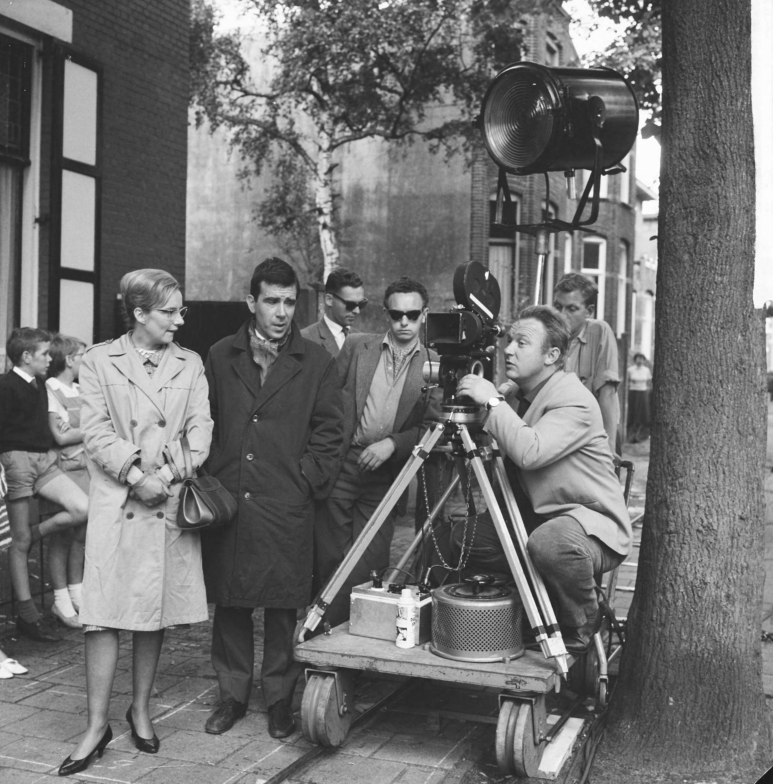 Fotocollectie Anefo — Filmopname "Kermis in de Regen" in Breda — Foto: Chabot, Hans / Anefo. Licentie: Set B: Rechtenvrij / Publiek Domein. Bron: Nationaal Archief. http://hdl.handle.net/10648/a9dcff58-d0b4-102d-bcf8-003048976d84