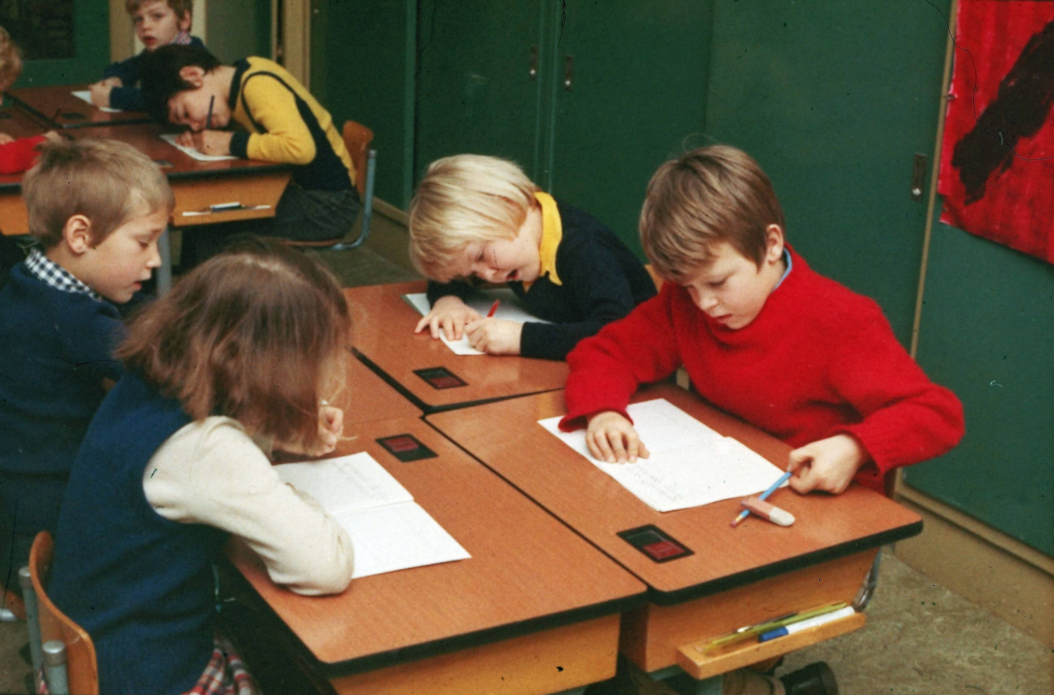 Fotocollectie RVD / Koninklijk Huis — Prins Willem-Alexander op de "Nieuwe Baarnse School" te Baarn tijdens de les — Foto: Claus, prins / RVD. Licentie: Set B: Rechtenvrij / Publiek Domein. Bron: Nationaal Archief. http://hdl.handle.net/10648/afb9a264-d0b4-102d-bcf8-003048976d84