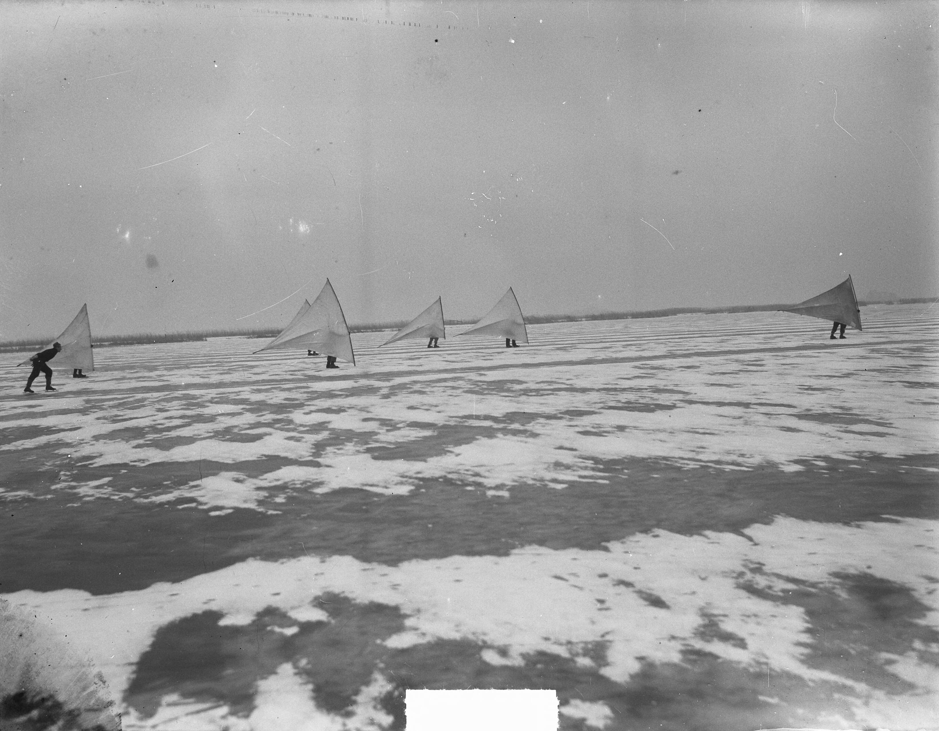 Fotocollectie Anefo — IJszeilen te Wormer — Foto: Vogel, Carel L. de / Anefo. Licentie: Set B: Rechtenvrij / Publiek Domein. Bron: Nationaal Archief. http://hdl.handle.net/10648/a8e44746-d0b4-102d-bcf8-003048976d84