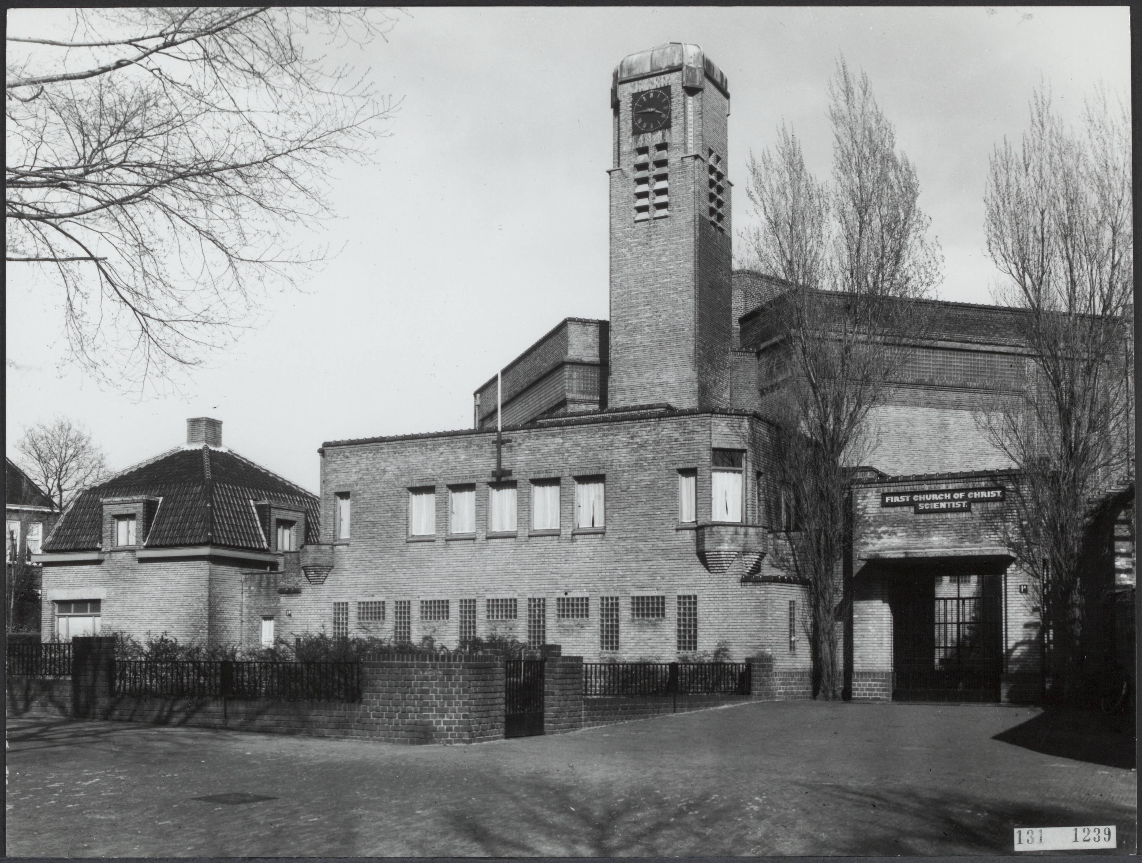 Fotocollectie Rijksvoorlichtingsdienst Eigen — Den Haag, Andries Bickerweg: kerkgebouw van de First Church of Christ, Scientist: ingangspartij met toren — Foto: Fotodienst Gemeente Den Haag. Licentie: Set B: Rechtenvrij / Publiek Domein. Bron: Nationaal Archief. http://hdl.handle.net/10648/af51de0e-d0b4-102d-bcf8-003048976d84
