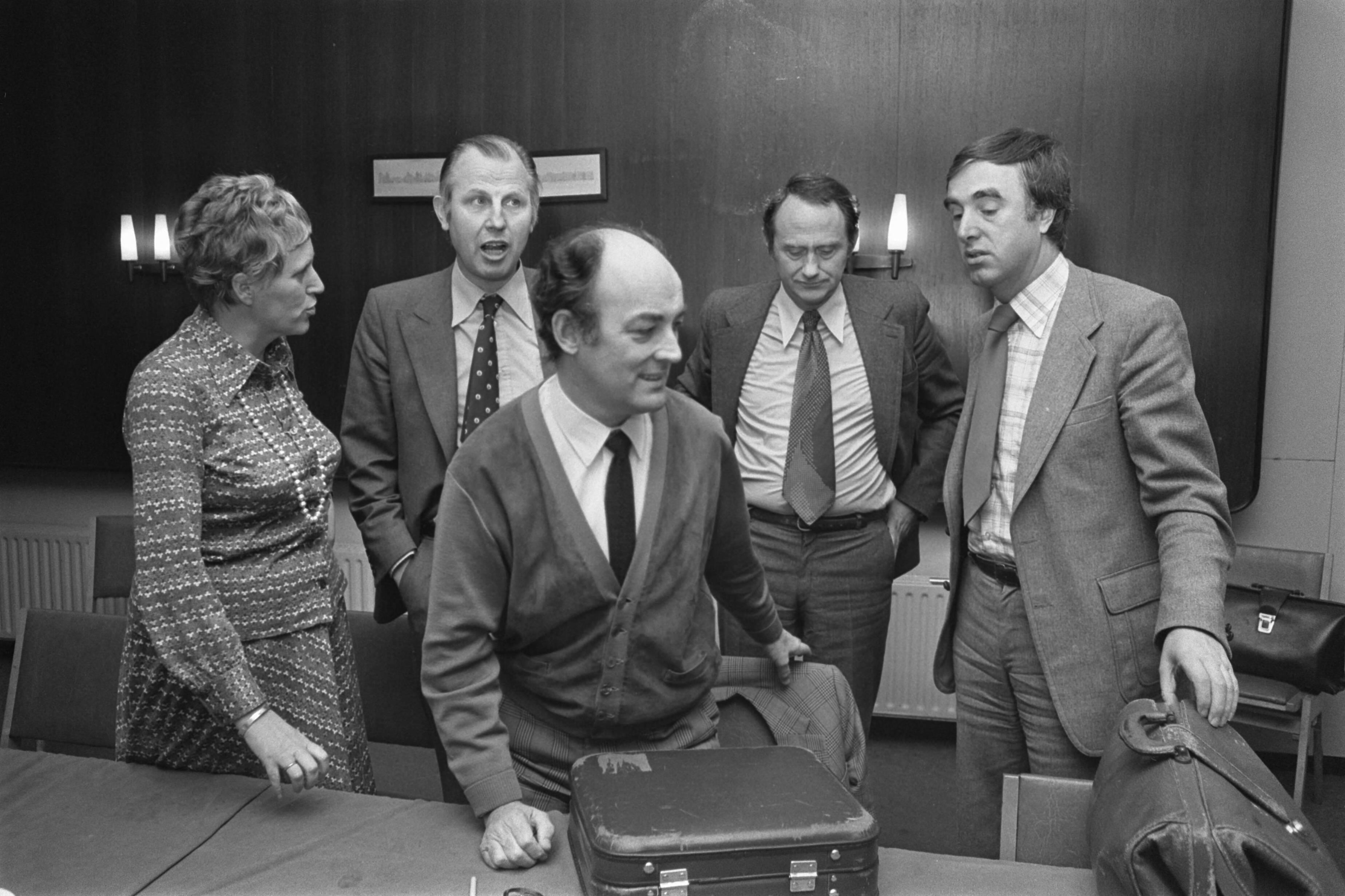 Fotocollectie Anefo — Vergadering ARP-top in Scheveningen in verband met kabinetsformatie; v.l.n.r. Kraaijeveld-Wouters, staatssecretaris De Jong, fractievoorzitter Aantjes, minister Boersma en ARP-voorzitter De Boer — Foto: Peters, Hans / Anefo. Licentie: Set B: Rechtenvrij / Publiek Domein. Bron: Nationaal Archief. http://hdl.handle.net/10648/aca6ec1c-d0b4-102d-bcf8-003048976d84