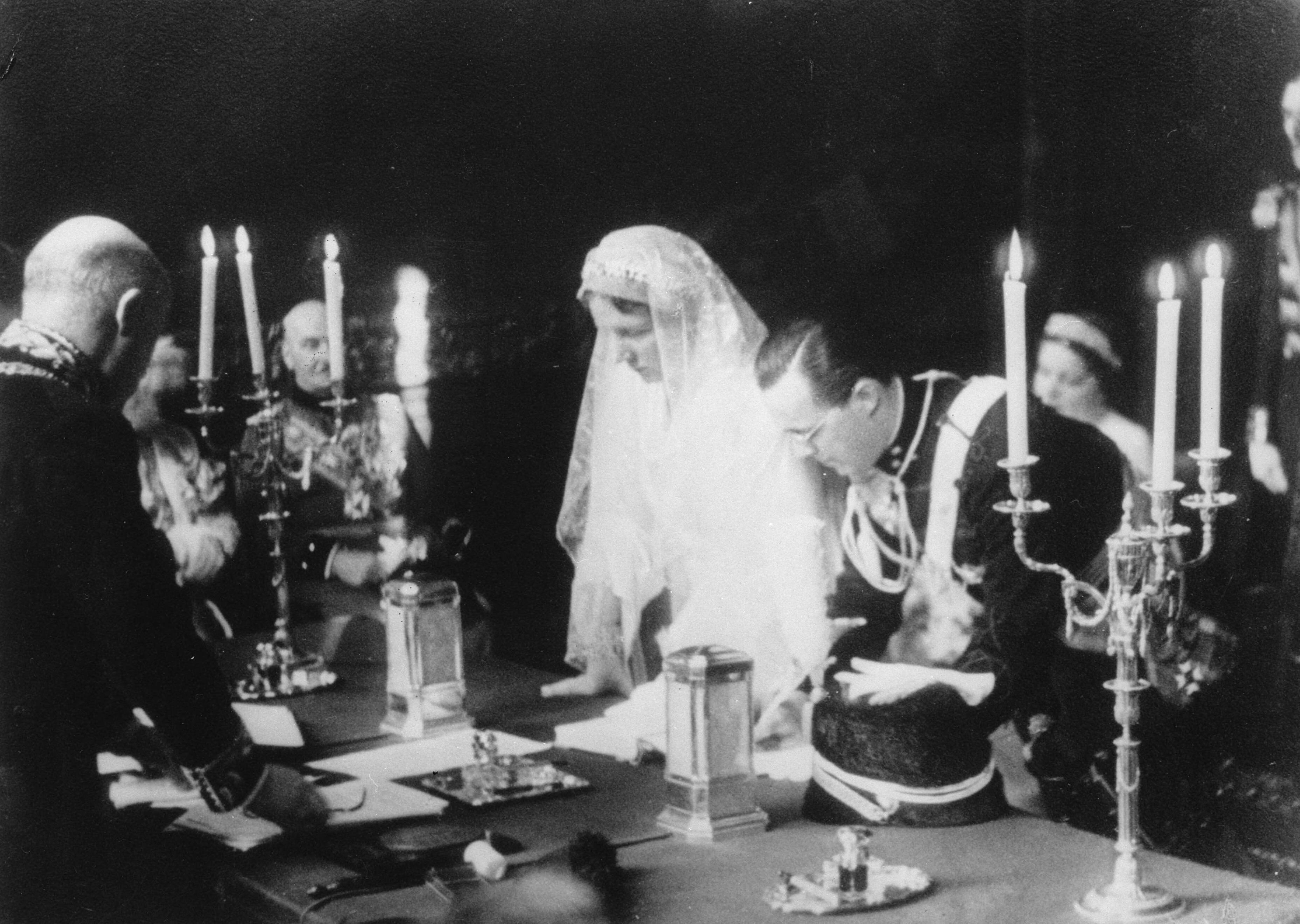 Fotocollectie RVD / Koninklijk Huis — Burgerlijk huwelijk prinses Juliana en prins Bernhard in stadhuis in Den Haag, donderdag 7 januari 1937 — Foto: Rousel (repro) / RVD. Licentie: Set B: Rechtenvrij / Publiek Domein. Bron: Nationaal Archief. http://hdl.handle.net/10648/afb5dd64-d0b4-102d-bcf8-003048976d84