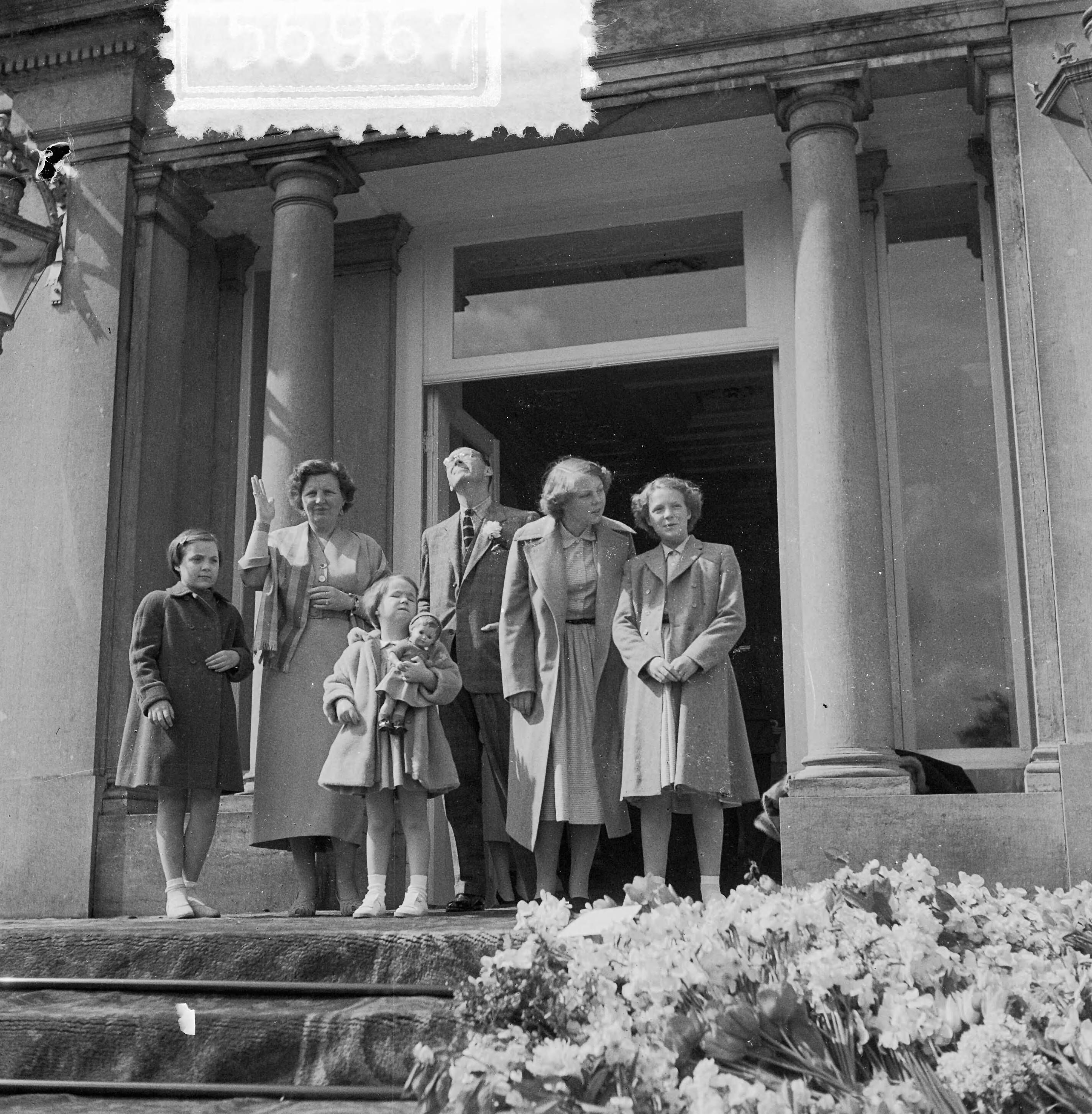 Koninginnedag 1953 — Bloemendefile op Soestdijk. Koninklijk gezin op het bordes — Foto: Noske, J.D. / Anefo. Licentie: Set B: Rechtenvrij / Publiek Domein. Bron: Nationaal Archief. http://hdl.handle.net/10648/a90b39dc-d0b4-102d-bcf8-003048976d84