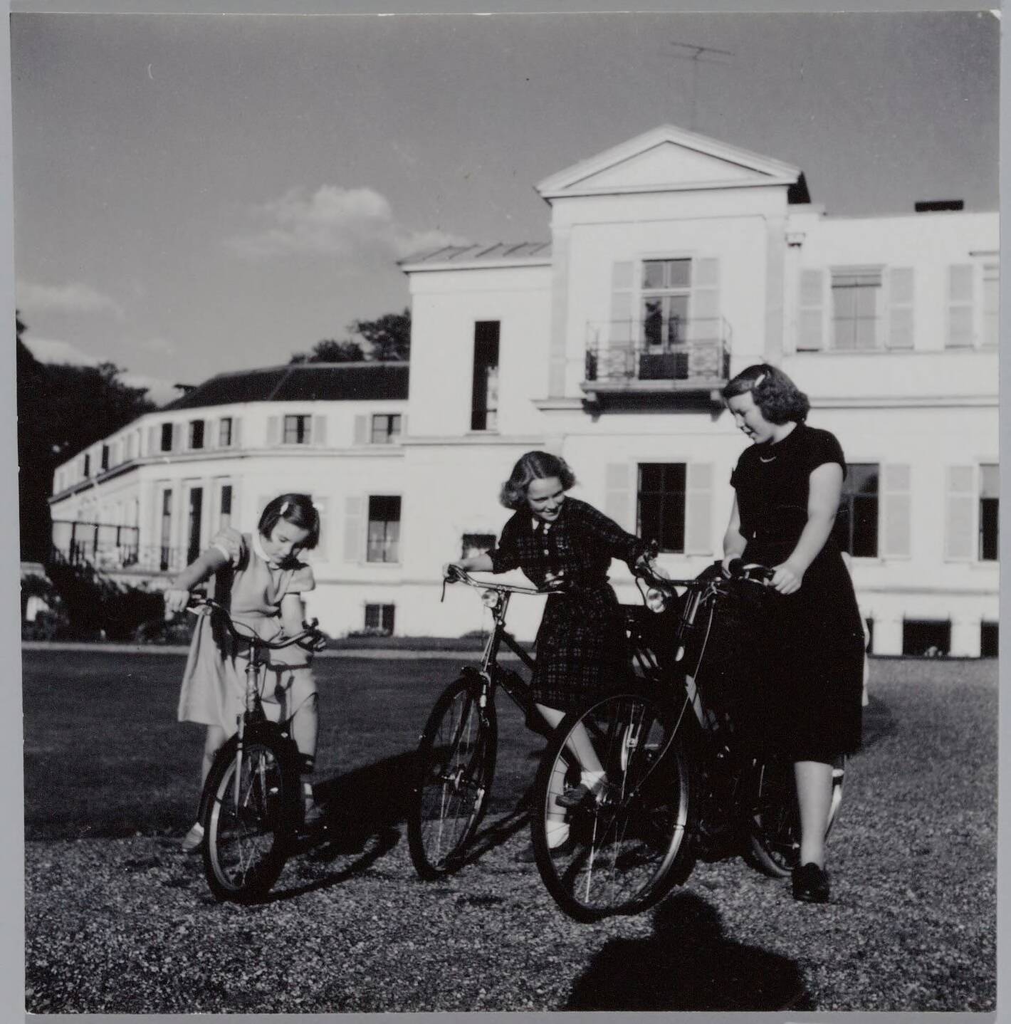 Fotocollectie RVD / Koninklijk Huis — De prinsessen Beatrix, Irene en Margriet op de fiets bij Paleis Soestdijk — Foto: Onbekend / RVD. Licentie: Set B: Rechtenvrij / Publiek Domein. Bron: Nationaal Archief. http://hdl.handle.net/10648/afb0554c-d0b4-102d-bcf8-003048976d84