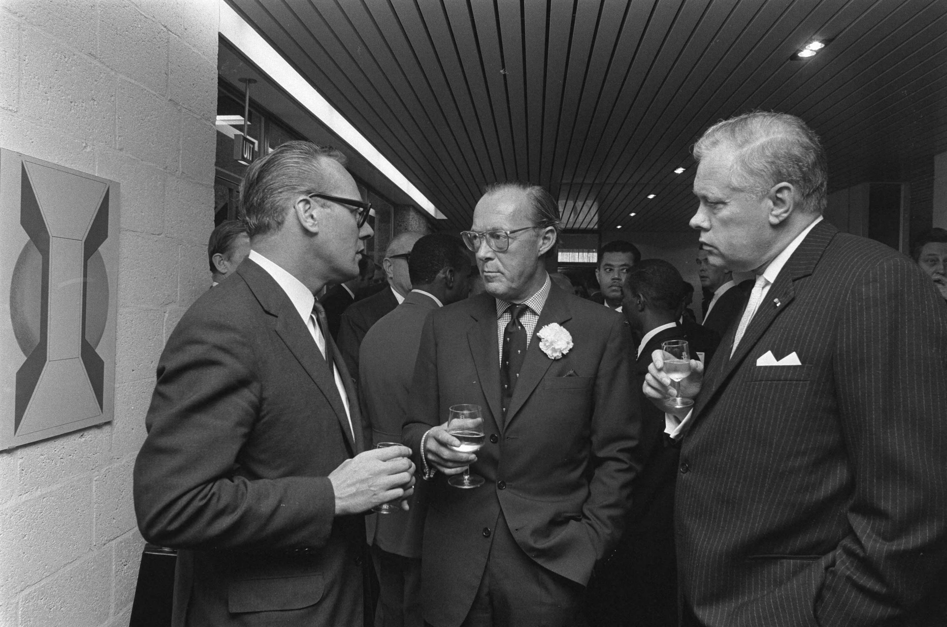 Fotocollectie Anefo — Prins Bernhard opent kantoor Verenigde Bedrijven Nederhorst Gouda — Foto: Mieremet, Rob / Anefo. Licentie: Set B: Rechtenvrij / Publiek Domein. Bron: Nationaal Archief. http://hdl.handle.net/10648/abd47110-d0b4-102d-bcf8-003048976d84