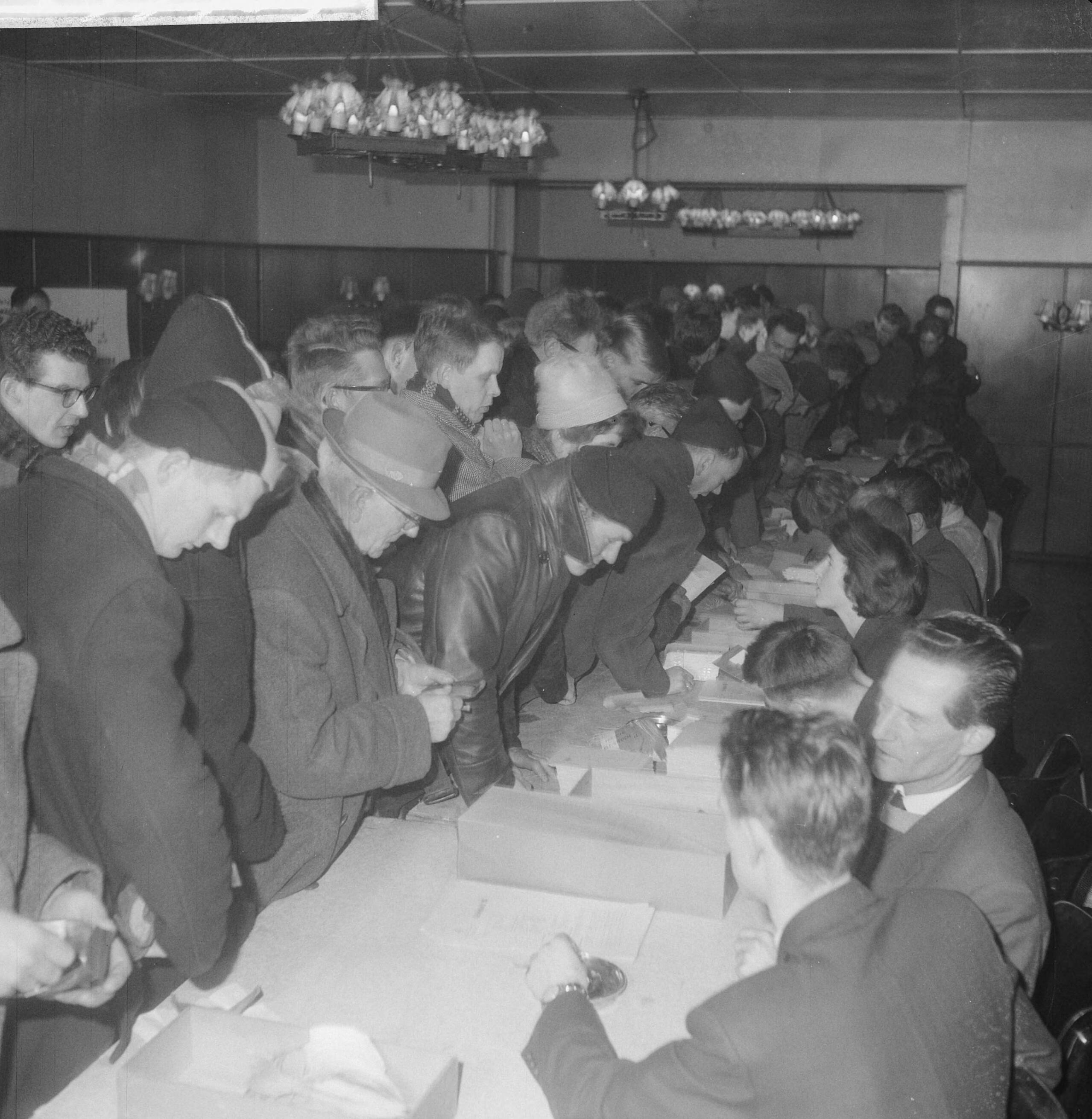 Fotocollectie Anefo — Aanmelden in Hotel De Groene Weide te Leeuwarden voor de Elfstedentocht. De aanmeldingstafel — Foto: Pot, Harry / Anefo. Licentie: Set B: Rechtenvrij / Publiek Domein. Bron: Nationaal Archief. http://hdl.handle.net/10648/a9f2772a-d0b4-102d-bcf8-003048976d84