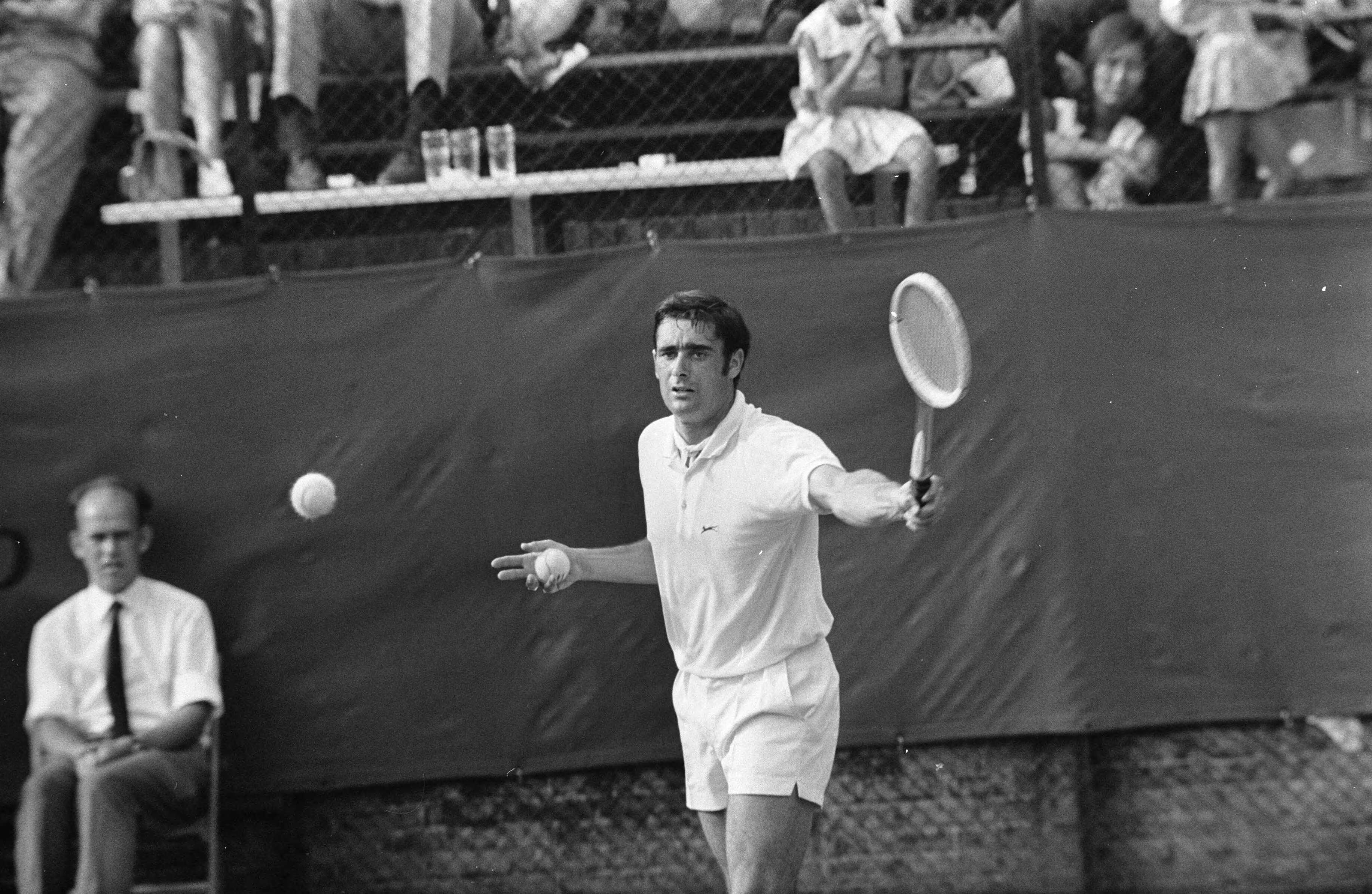 Open Nederlandse Tenniskampioenschappen 1969 in Hilversum — Roger Taylor in actie tegen Tom Okker — Foto: Fotograaf Onbekend / Anefo. Licentie: Set B: Rechtenvrij / Publiek Domein. Bron: Nationaal Archief. http://hdl.handle.net/10648/ab750de2-d0b4-102d-bcf8-003048976d84