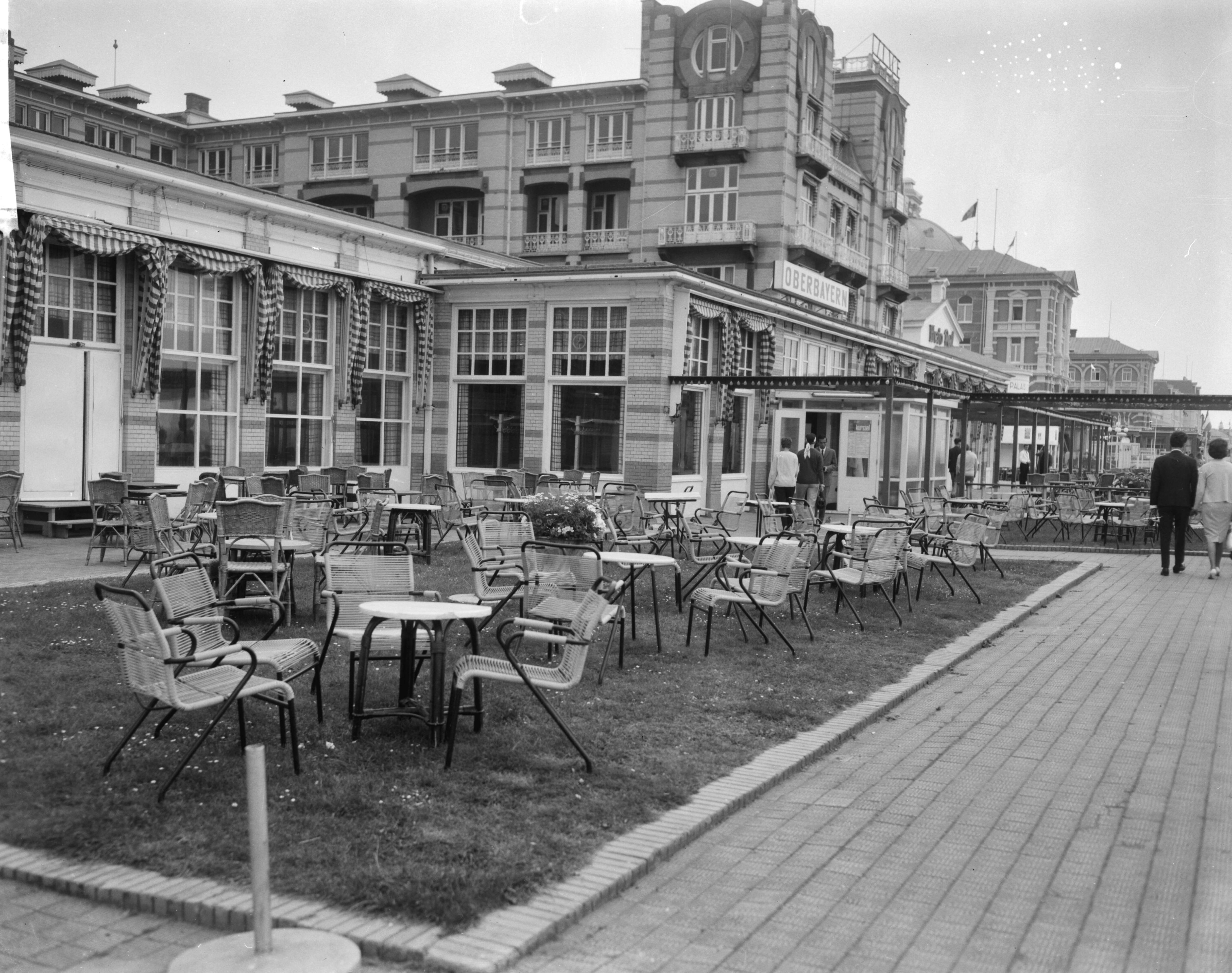 Fotocollectie Anefo — Scheveningen, verlaten terrasjes — Foto: Bilsen, Joop van / Anefo. Licentie: Set B: Rechtenvrij / Publiek Domein. Bron: Nationaal Archief. http://hdl.handle.net/10648/aabf9976-d0b4-102d-bcf8-003048976d84