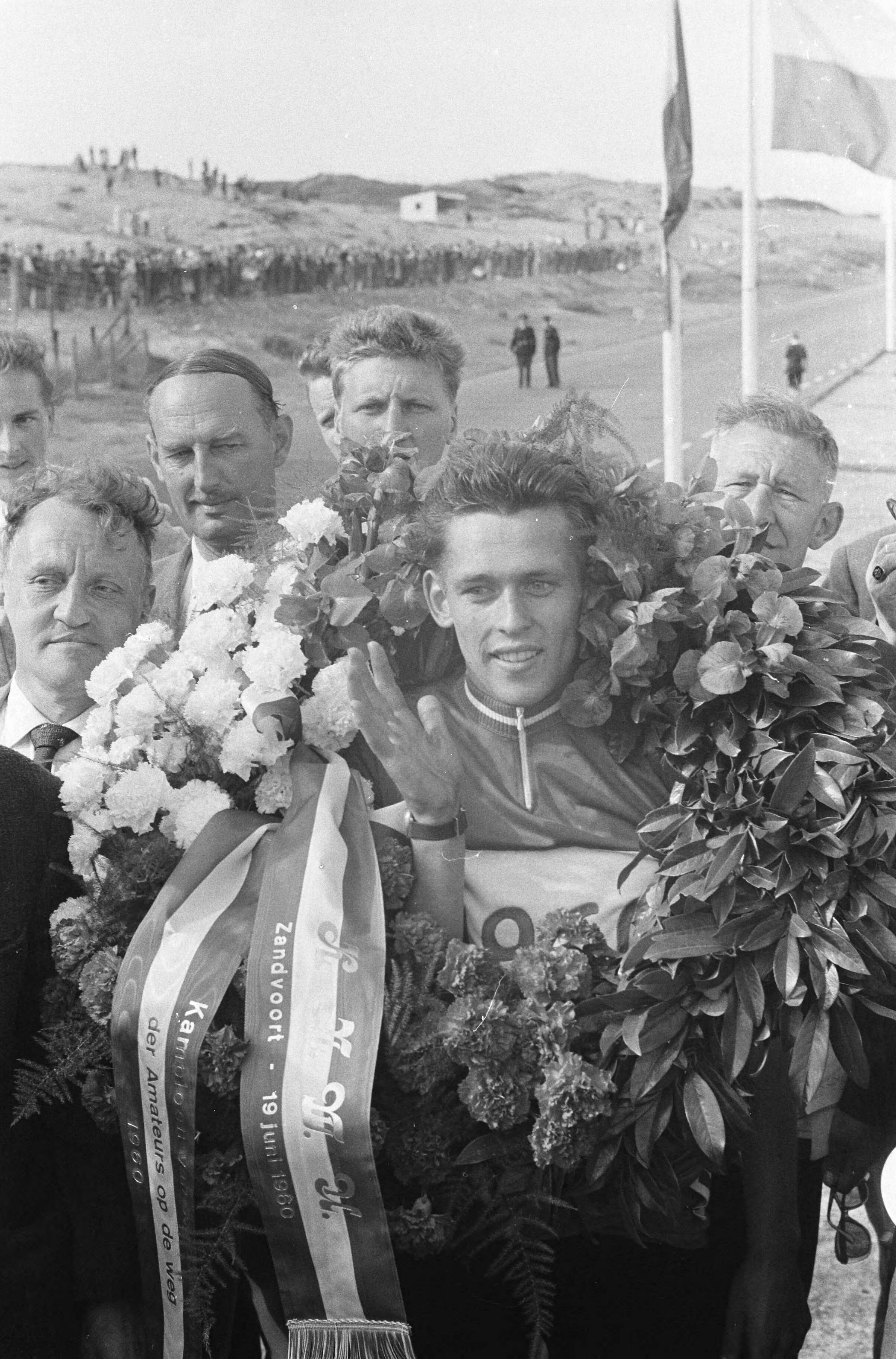 Fotocollectie Anefo — Nederlands kampioenschap wielrennen op de weg voor amateurs op het circuit van Zandvoort. Winnaar Dick Groeneweg uit Numansdorp met zegekrans — Foto: Pot, Harry / Anefo. Licentie: Set B: Rechtenvrij / Publiek Domein. Bron: Nationaal Archief. http://hdl.handle.net/10648/a9b201a4-d0b4-102d-bcf8-003048976d84