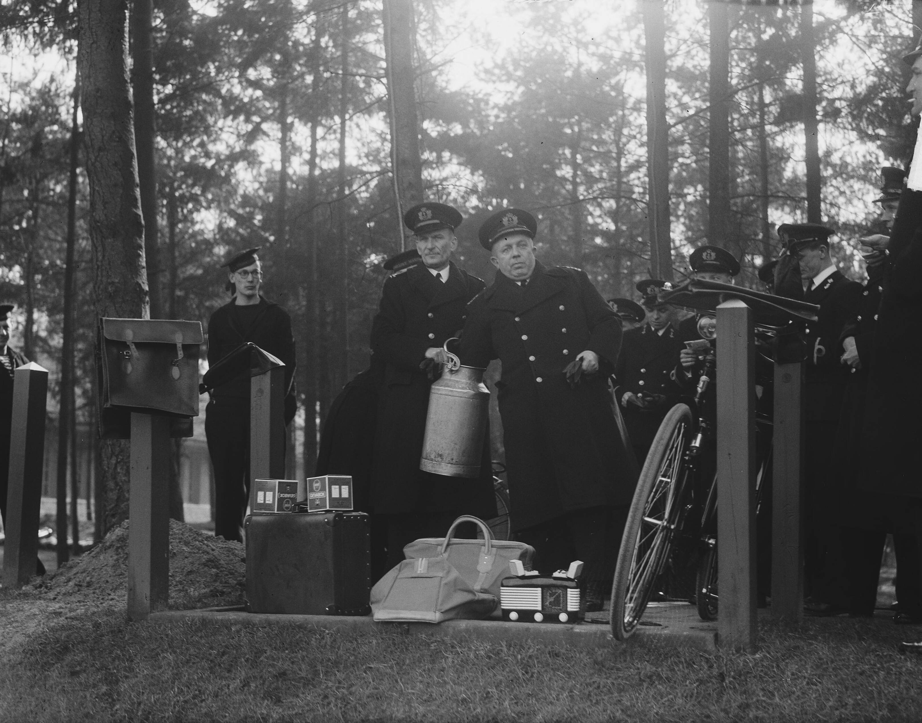 MOK Hilversum 5 jaar defilé en receptie — MOK Hilversum bestaat 5 jaar. Lootjes trekken voor de verloting [door de scheidende commandant kapitein-ter-zee S. Dobbinga] — Foto: Vogel, Carel L. de / Anefo. Licentie: Set B: Rechtenvrij / Publiek Domein. Bron: Nationaal Archief. http://hdl.handle.net/10648/a8e6d9ca-d0b4-102d-bcf8-003048976d84