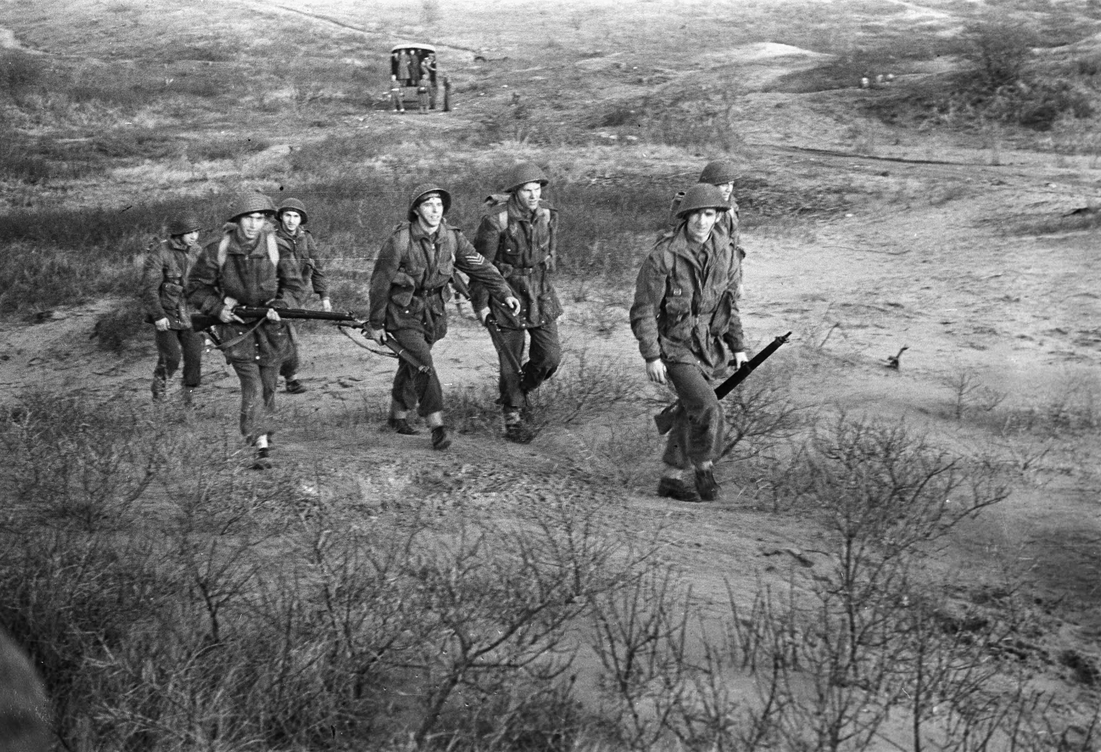 Fotocollectie Anefo — Militair opleidingskamp te Bloemendaal(bezoek Generaal Kruls ) — Foto: Dudok van Heel, Jack / Anefo. Licentie: Set B: Rechtenvrij / Publiek Domein. Bron: Nationaal Archief. http://hdl.handle.net/10648/a8988ca2-d0b4-102d-bcf8-003048976d84