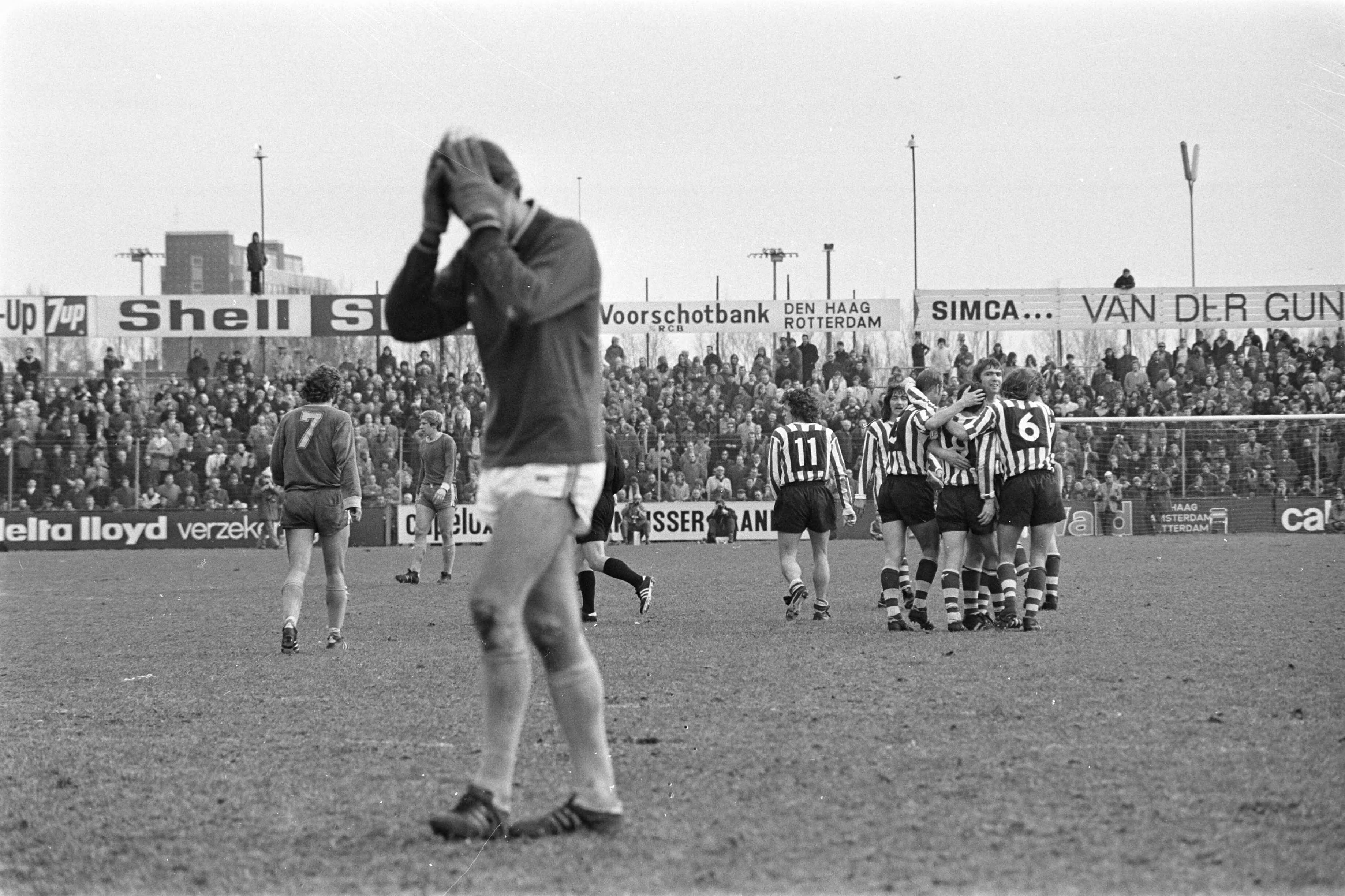 Fotocollectie Anefo — Den Haag tegen Sparta 1-1, verslagen doelman Thie — Foto: Mieremet, Rob / Anefo. Licentie: Set B: Rechtenvrij / Publiek Domein. Bron: Nationaal Archief. http://hdl.handle.net/10648/abe2f280-d0b4-102d-bcf8-003048976d84