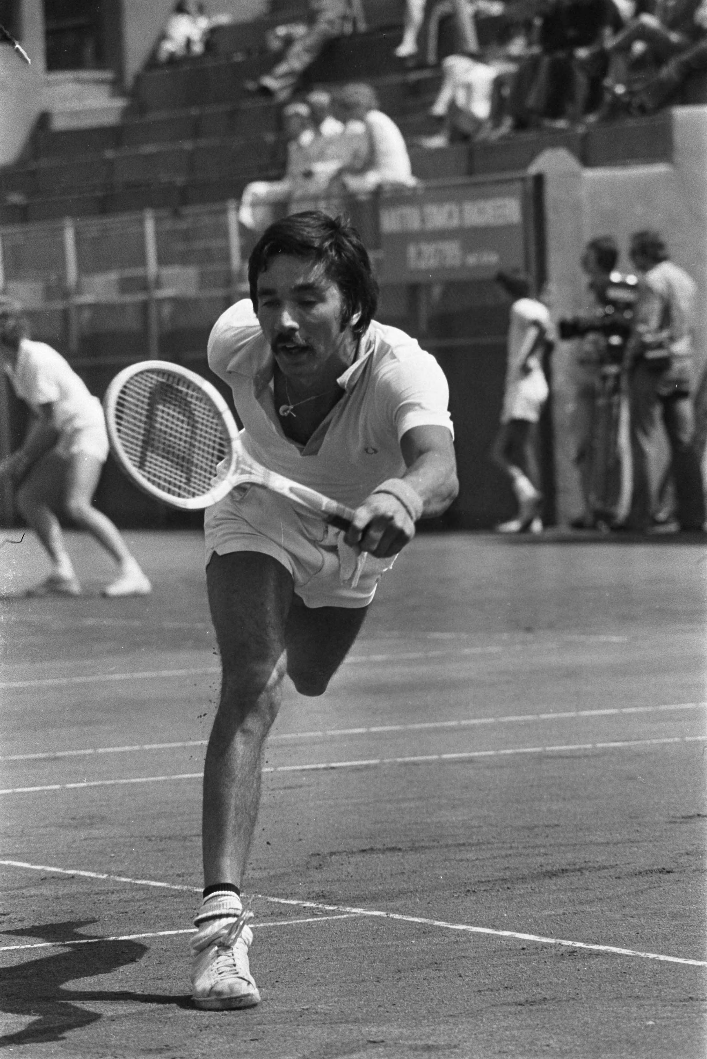 Nationale tenniskampioenschappen op de METS-tennisbanen 1975 — Thung in actie — Foto: Verhoeff, Bert / Anefo. Licentie: Set B: Rechtenvrij / Publiek Domein. Bron: Nationaal Archief. http://hdl.handle.net/10648/ac6f7b38-d0b4-102d-bcf8-003048976d84