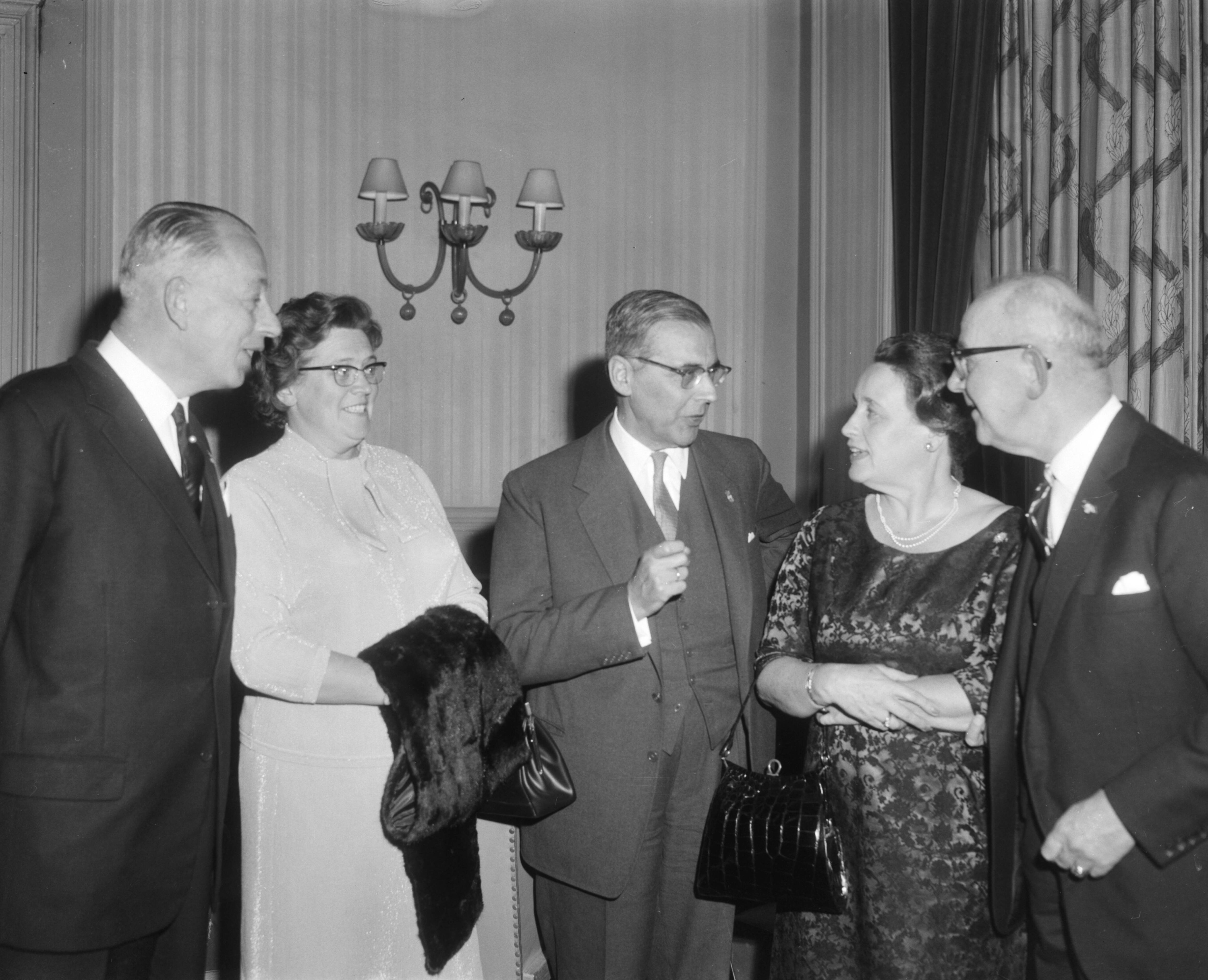 Viering van het tienjarig jubileum van het Nederlands Genootschap van Burgemeesters in het Kurhaus te Scheveningen — Zuid-Holland|Scheveningen|burgemeesters |jubilea|Kurhaus |NGB — Foto: Bilsen, Joop van / Anefo. Licentie: Set B: Rechtenvrij / Publiek Domein. Bron: Nationaal Archief. http://hdl.handle.net/10648/aac65d6a-d0b4-102d-bcf8-003048976d84