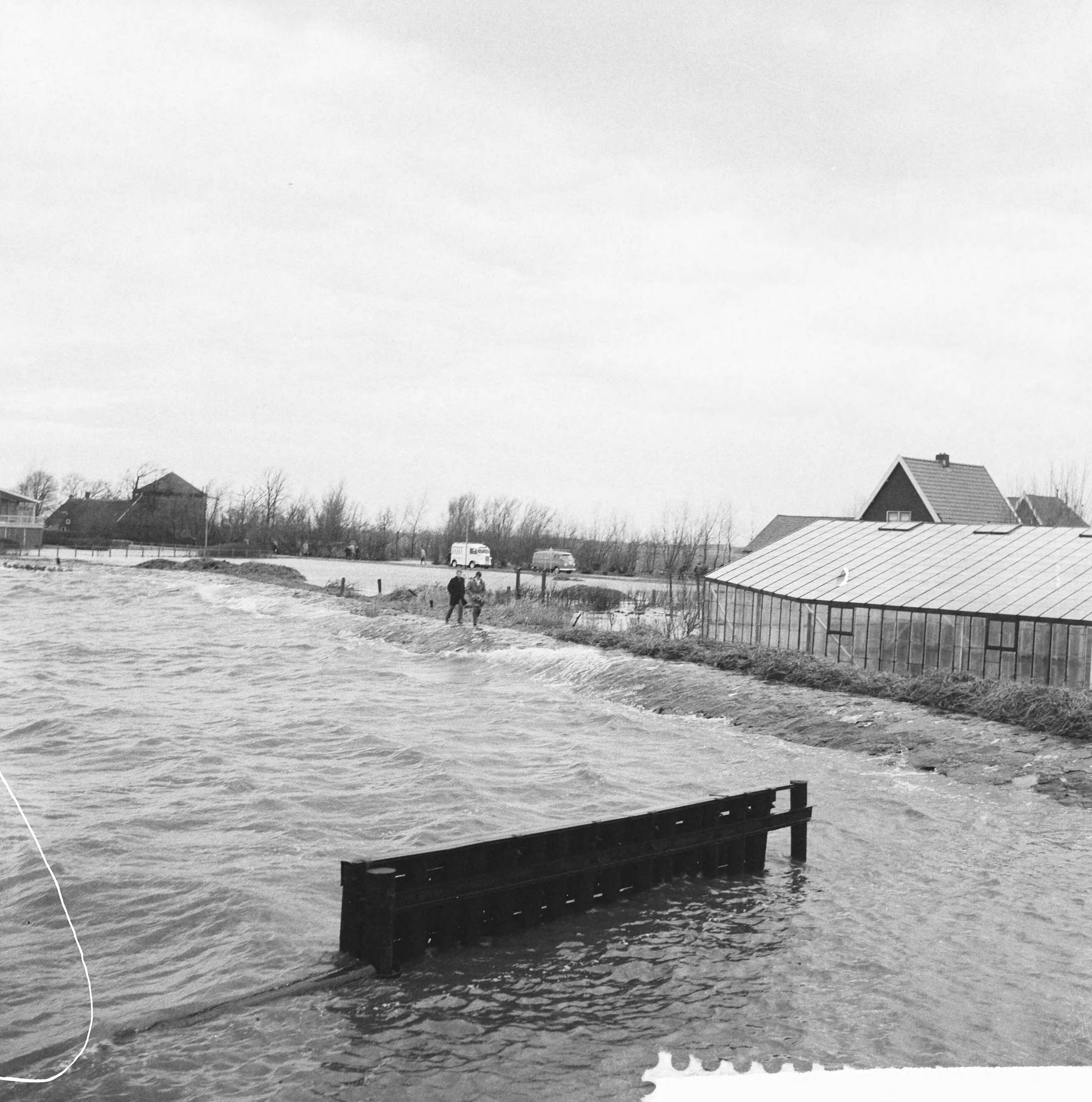 Fotocollectie Anefo — Overstroming in Rijnsaterwoude, overstroomde kwekerij — Foto: Behrens, Herbert F. / Anefo. Licentie: Set B: Rechtenvrij / Publiek Domein. Bron: Nationaal Archief. http://hdl.handle.net/10648/a9c194e8-d0b4-102d-bcf8-003048976d84