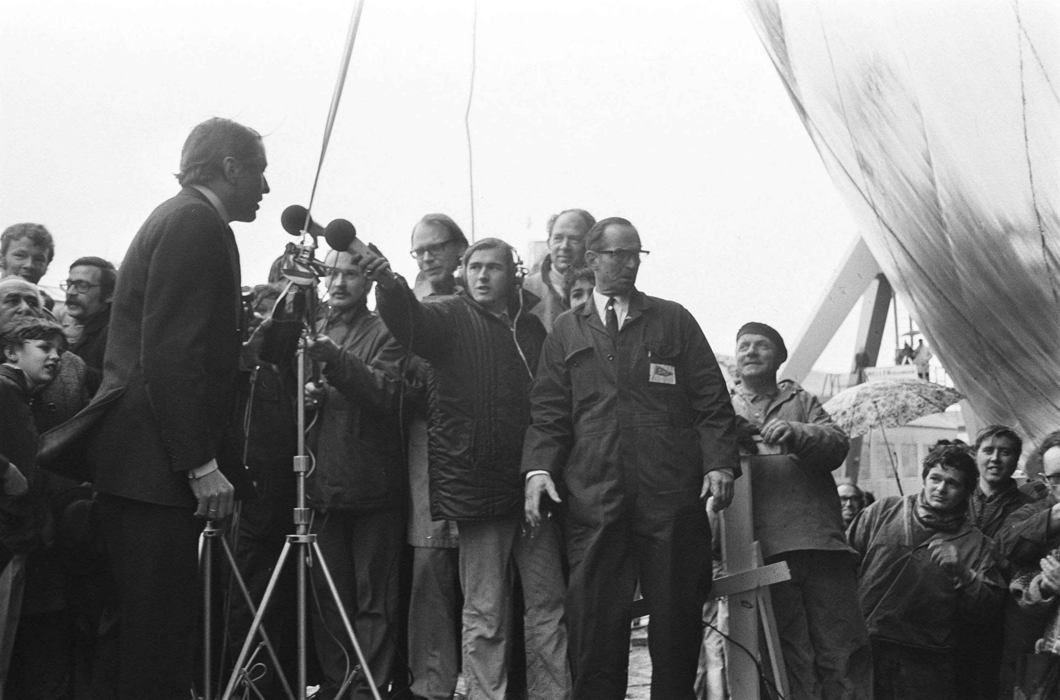 Tewaterlating door prins Claus van de hektrawler 'Prins Claus der Nederlanden' — Prins Claus tijdens de tewaterlating — Foto: Fotograaf Onbekend / Anefo. Licentie: Set B: Rechtenvrij / Publiek Domein. Bron: Nationaal Archief. http://hdl.handle.net/10648/abb8b560-d0b4-102d-bcf8-003048976d84