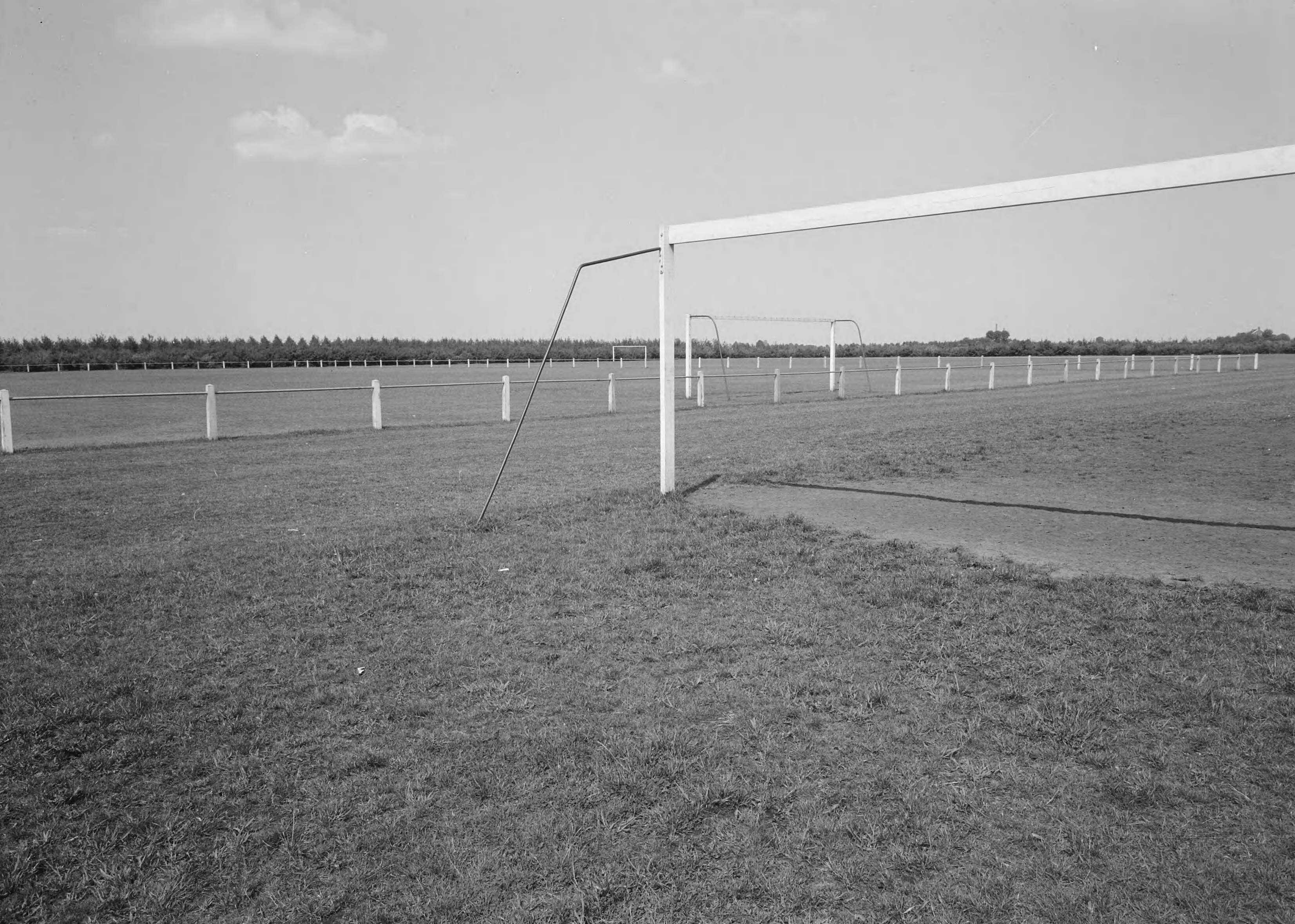 Fotocollectie Nederlandse Heidemaatschappij — Sportveld in de gemeente Vlagtwedde — Foto: Nijhof, [...] / Heidemij. Licentie: Set B: Rechtenvrij / Publiek Domein. Bron: Nationaal Archief. http://hdl.handle.net/10648/ae7862be-d0b4-102d-bcf8-003048976d84