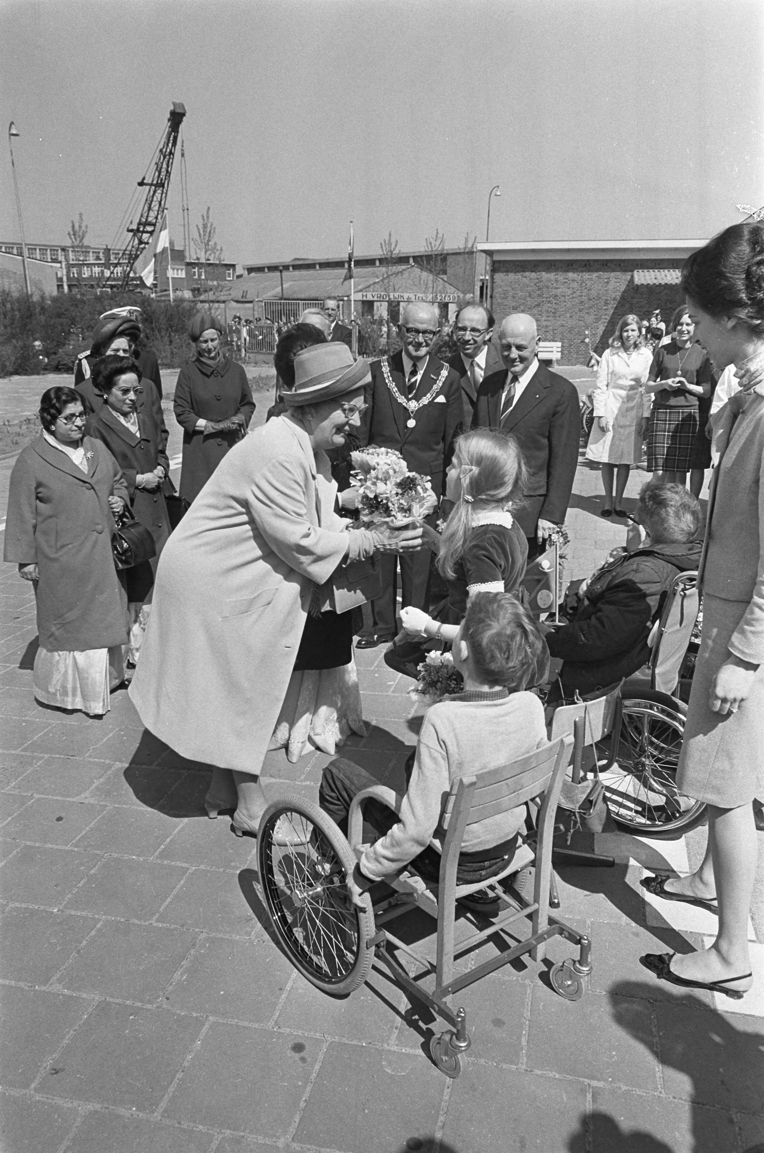 Fotocollectie Anefo — Bezoek Koning en Koningin van Nepal aan Den Haag — Foto: Nijs, Jac. de / Anefo. Licentie: Set B: Rechtenvrij / Publiek Domein. Bron: Nationaal Archief. http://hdl.handle.net/10648/ab16f338-d0b4-102d-bcf8-003048976d84