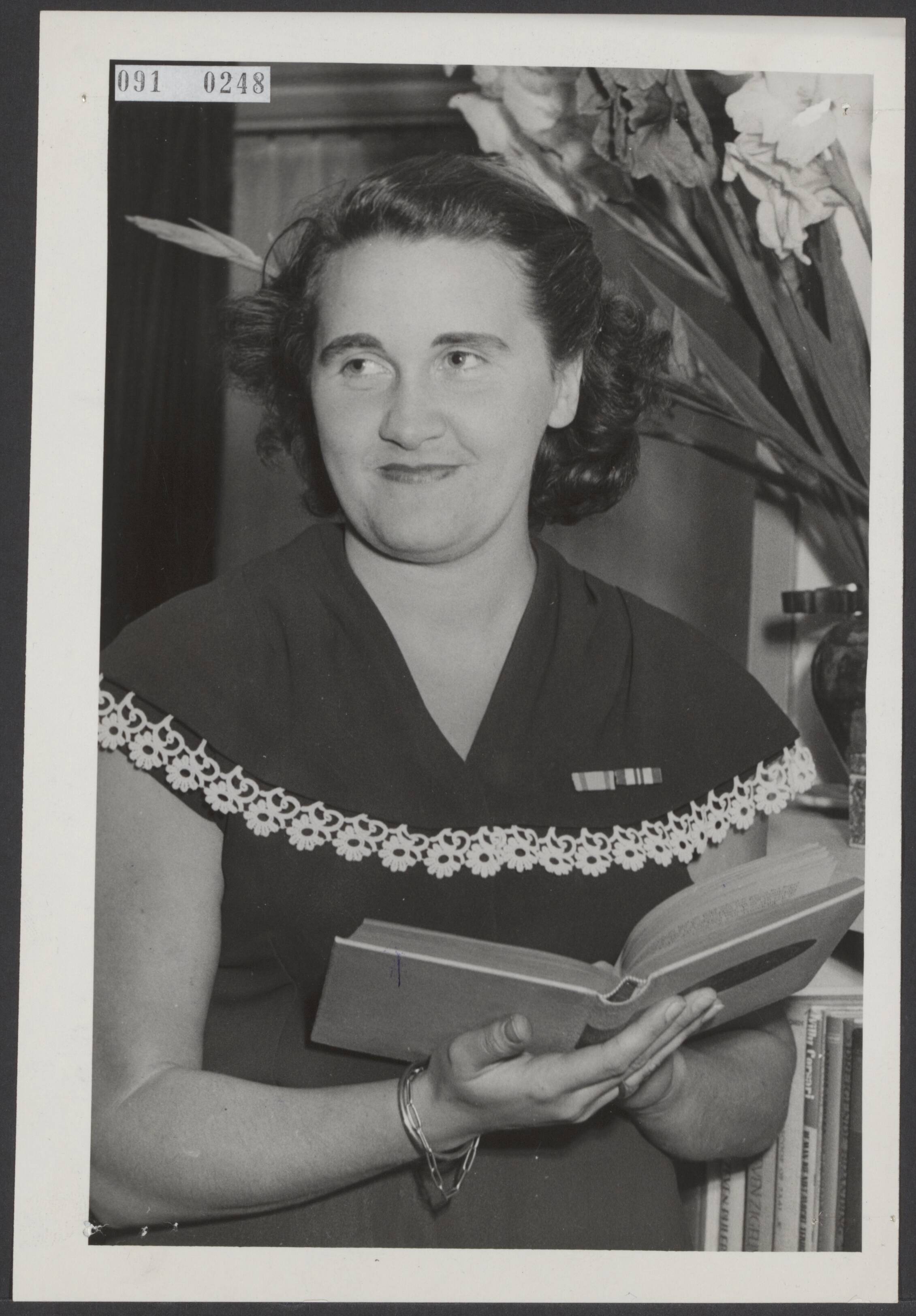 Fotocollectie Elsevier Binnenland — Mevrouw B.J. Fick-Gemmeke uit Wassenaar zal de Militaire Wilemsorde ontvangen — Foto: Fotograaf Onbekend / Anefo. Licentie: Set B: Rechtenvrij / Publiek Domein. Bron: Nationaal Archief. http://hdl.handle.net/10648/ae1f6b1e-d0b4-102d-bcf8-003048976d84