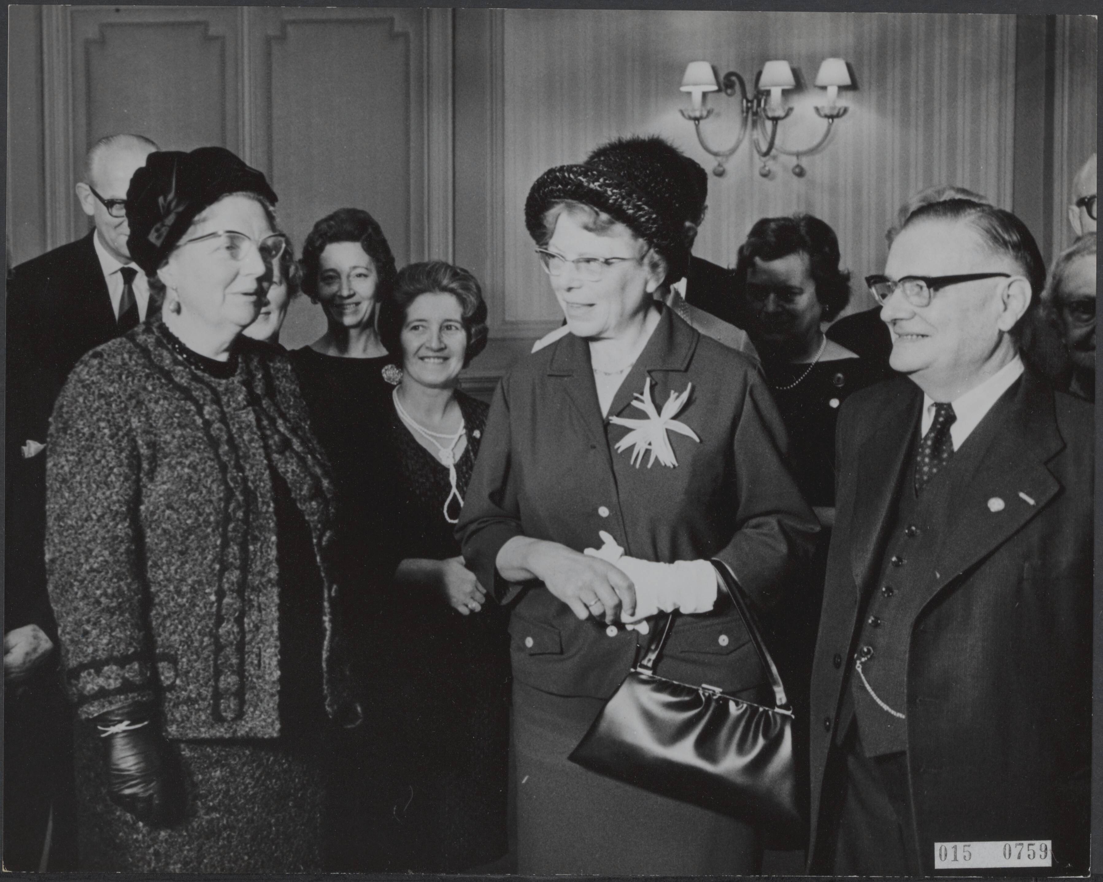 Fotocollectie Elsevier Binnenland — Koningin Juliana heeft de herdenkingsbijeenkomst t.g.v. het 100-jarig bestaan van de Nederlandse vereniging tot bescherming van Dieren [Dierenbescherming] in het Scheveningse Kurhaus bijgewoond. De koningin in gesprek met mevr. dr. J.M. Post de Waal (secreatis van de NVBD) en prof. dr. S. Hofstra (voorzitter van de NVBD) — Foto: Pot, Harry / Anefo. Licentie: Set B: Rechtenvrij / Publiek Domein. Bron: Nationaal Archief. http://hdl.handle.net/10648/adb61042-d0b4-102d-bcf8-003048976d84