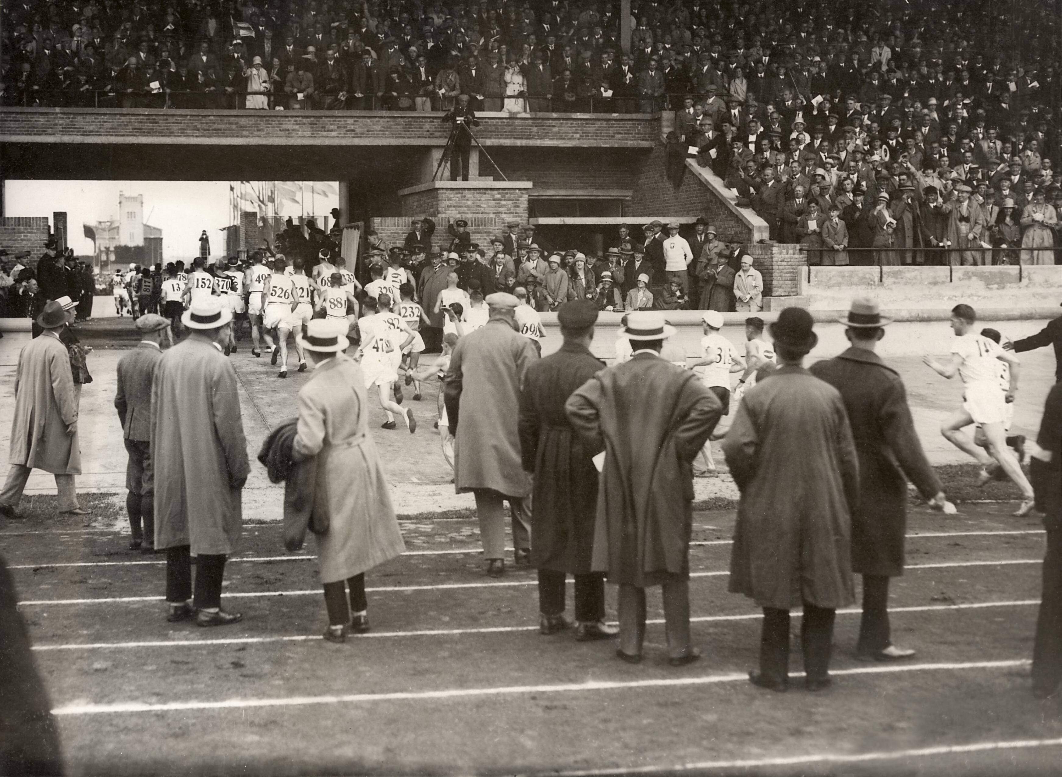 Sport — Sport. Olympische Spelen 1928 Amsterdam, Nederland. Atletiek. Marathonlopers verlaten het Olympisch stadion. Oud referentienummer: SFA006003606. — Foto: Fotograaf Onbekend / Algemeen Fotobureau Amsterdam / Rechtenvrij (05589). Licentie: Set B: Rechtenvrij / Publiek Domein. Bron: Nationaal Archief. http://hdl.handle.net/10648/35429da7-0aec-a382-e063-6df0900a6686