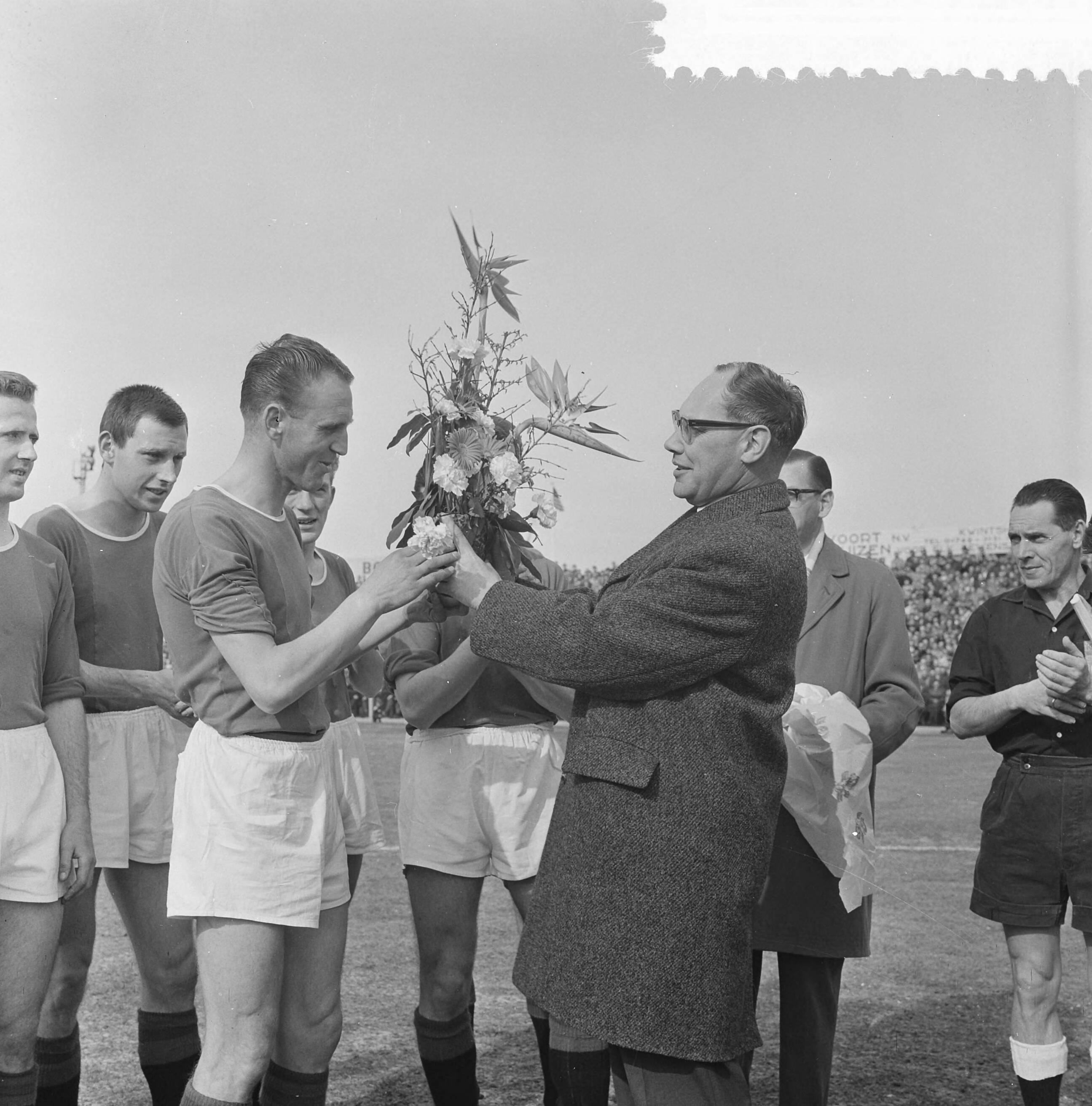 Fotocollectie Anefo — Voetbal. ADO tegen Ajax 2-2. Carol Schuurman speelde 250ste wedstrijd voor ADO. Schuurman krijgt bloemen van de voorzitter — Foto: Koch, Eric / Anefo. Licentie: Set B: Rechtenvrij / Publiek Domein. Bron: Nationaal Archief. http://hdl.handle.net/10648/aa324576-d0b4-102d-bcf8-003048976d84