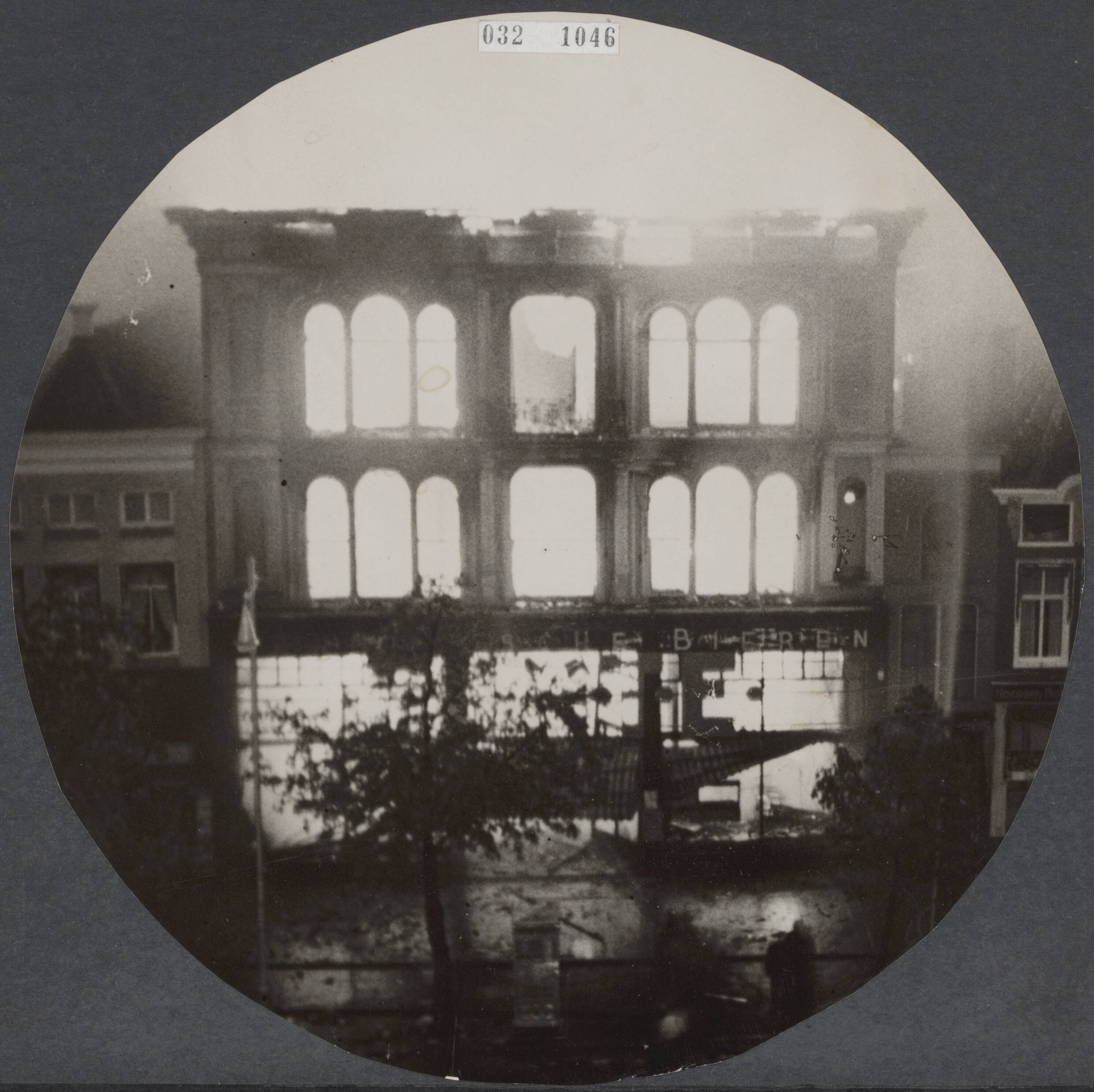 Fotocollectie Elsevier Binnenland — Grote brand in het warenhuis T.A.N.T.E. te Groningen. De voorzijde aan de Vismarkt — Foto: N.V. Polygoon. Licentie: Set B: Rechtenvrij / Publiek Domein. Bron: Nationaal Archief. http://hdl.handle.net/10648/ade51464-d0b4-102d-bcf8-003048976d84
