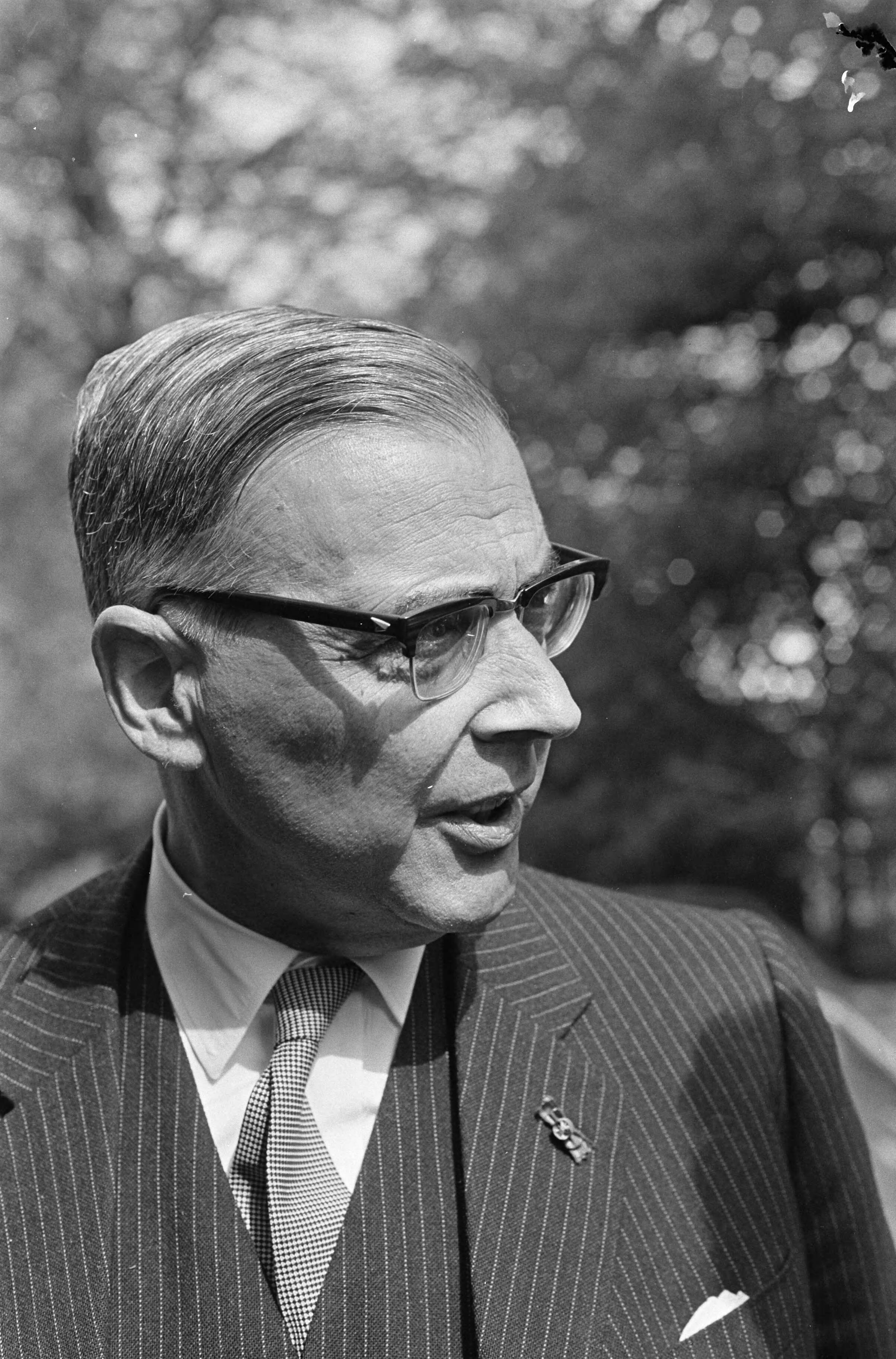 Fotocollectie Anefo — Aankomst van burgemeester Van Hall op het ministerie van Algemene Zaken te Den Haag — Foto: Kroon, Ron / Anefo. Licentie: Set B: Rechtenvrij / Publiek Domein. Bron: Nationaal Archief. http://hdl.handle.net/10648/ab188478-d0b4-102d-bcf8-003048976d84
