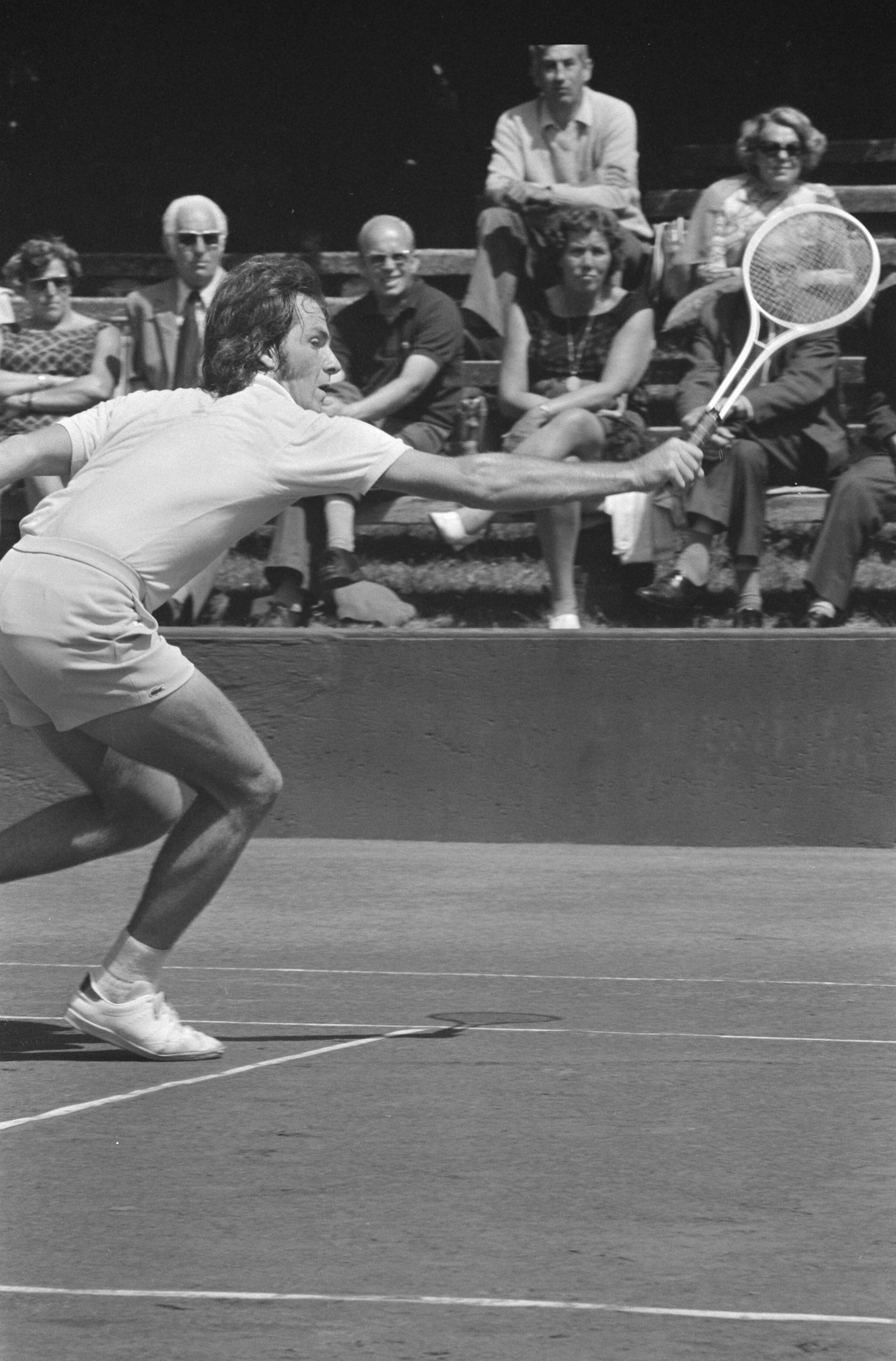 Fotocollectie Anefo — Halve finale tennistoernooi Hilversum; de Australiër Kronk in actie — Foto: Verhoeff, Bert / Anefo. Licentie: Set B: Rechtenvrij / Publiek Domein. Bron: Nationaal Archief. http://hdl.handle.net/10648/ac50cf4e-d0b4-102d-bcf8-003048976d84