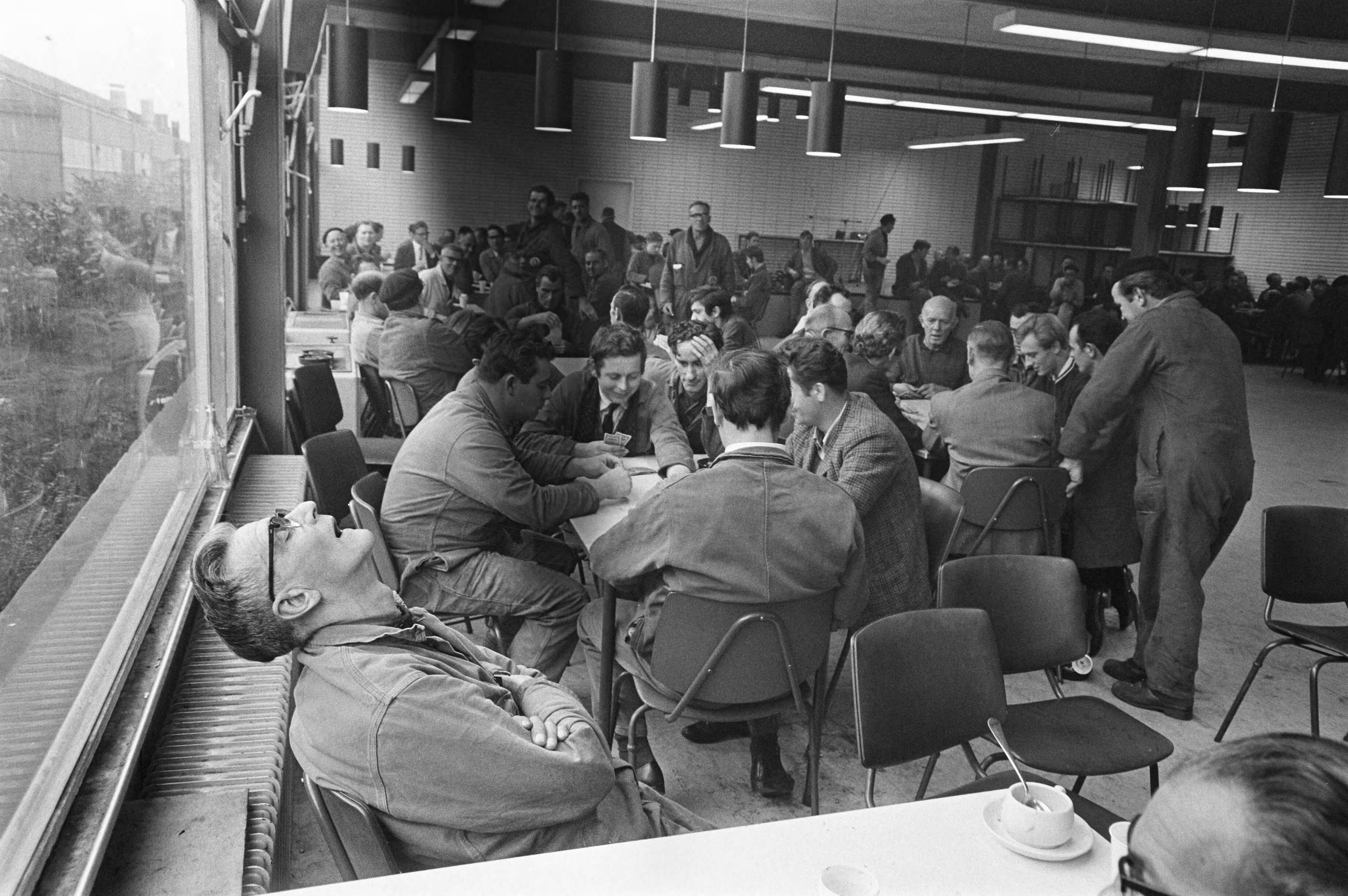 Fotocollectie Anefo — Staking bij Werkspoor Utrecht duurt voort. Stakers doen spelletjes — Foto: Evers, Joost / Anefo. Licentie: Set B: Rechtenvrij / Publiek Domein. Bron: Nationaal Archief. http://hdl.handle.net/10648/ab81472e-d0b4-102d-bcf8-003048976d84