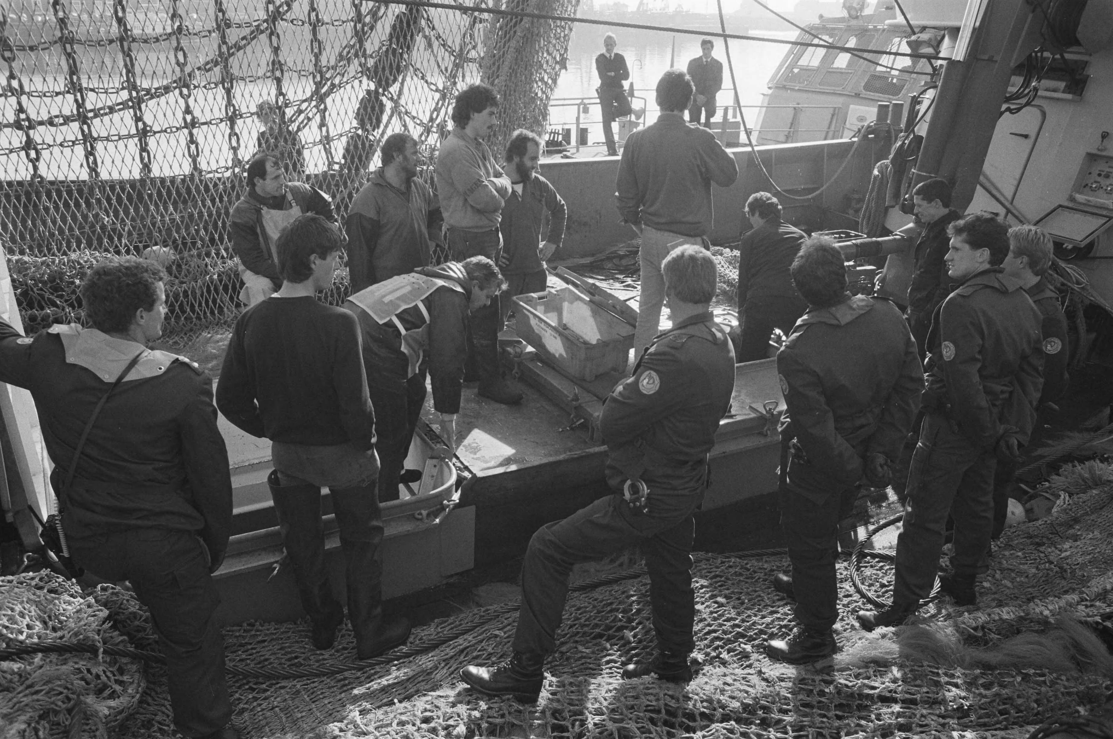 Fotocollectie Anefo — Enige honderden leden Mobiele Eenheid assisteren controleurs AID bij aanvoer visvangsten in Vlissingen; controle visvangst — Foto: Croes, Rob C. / Anefo. Licentie: Set B: Rechtenvrij / Publiek Domein. Bron: Nationaal Archief. http://hdl.handle.net/10648/ad6df596-d0b4-102d-bcf8-003048976d84